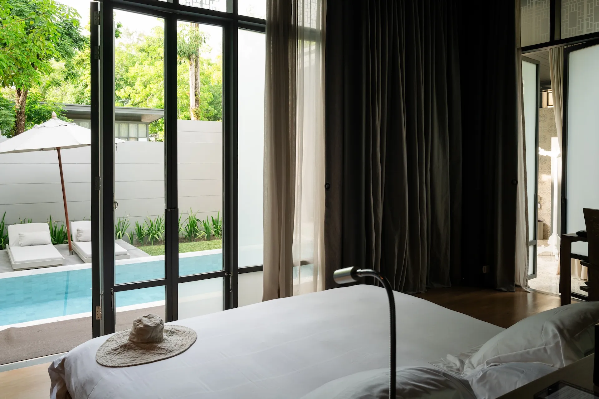 Elegantes Hotelzimmer mit eigenem Pool – exklusives Erlebnis fotografisch eingefangen.