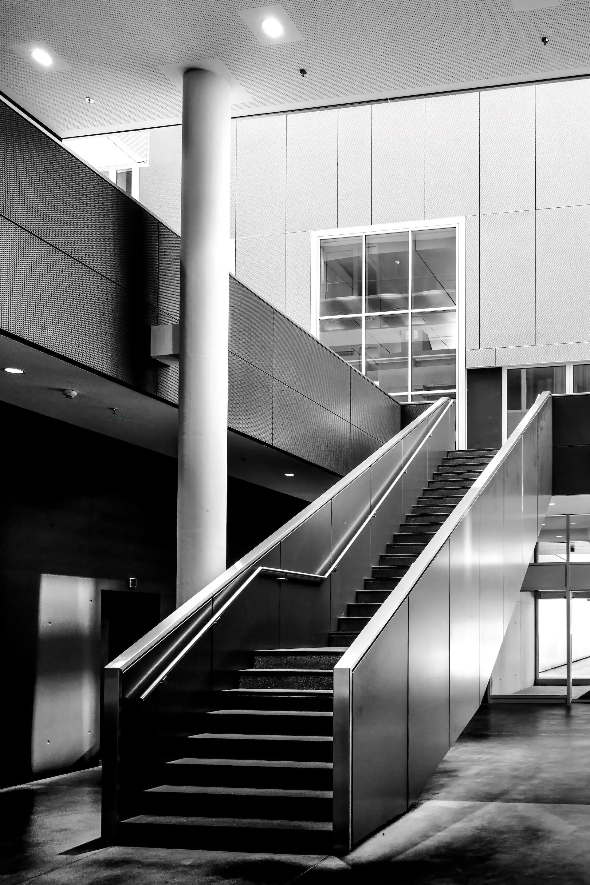Skulpturale Innentreppe – schwarz-weiß.