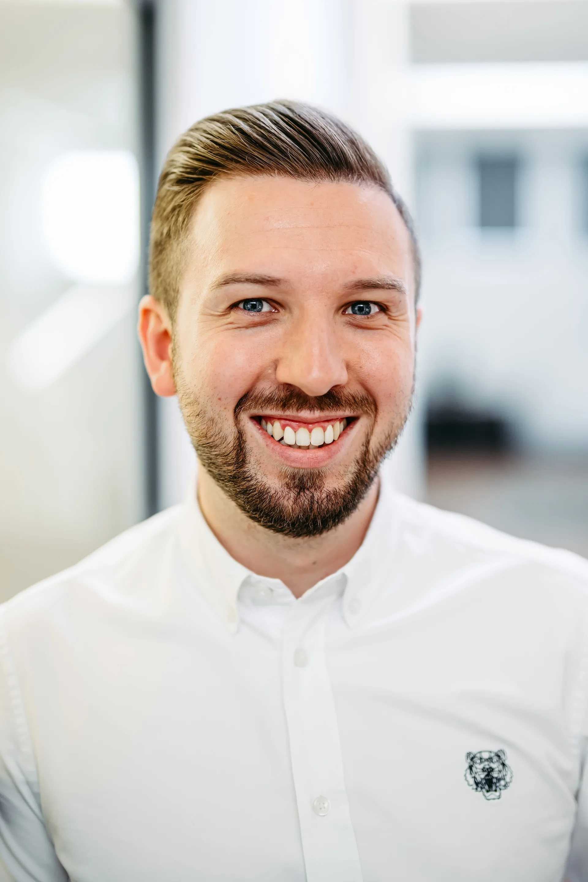 Junger Mann im weißen Hemd – modernes Bewerbungsbild für LinkedIn & Co.