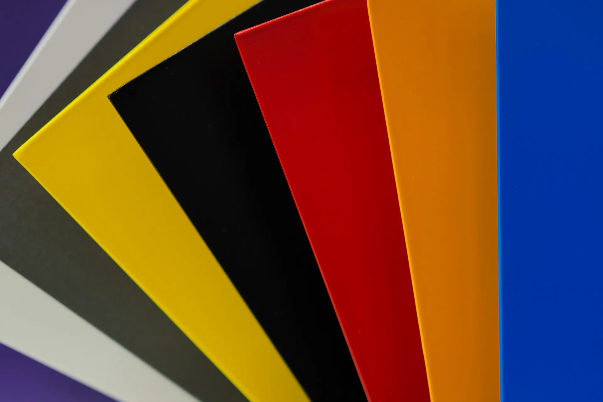 Farbige Karten – sortiert und geometrisch fotografiert.