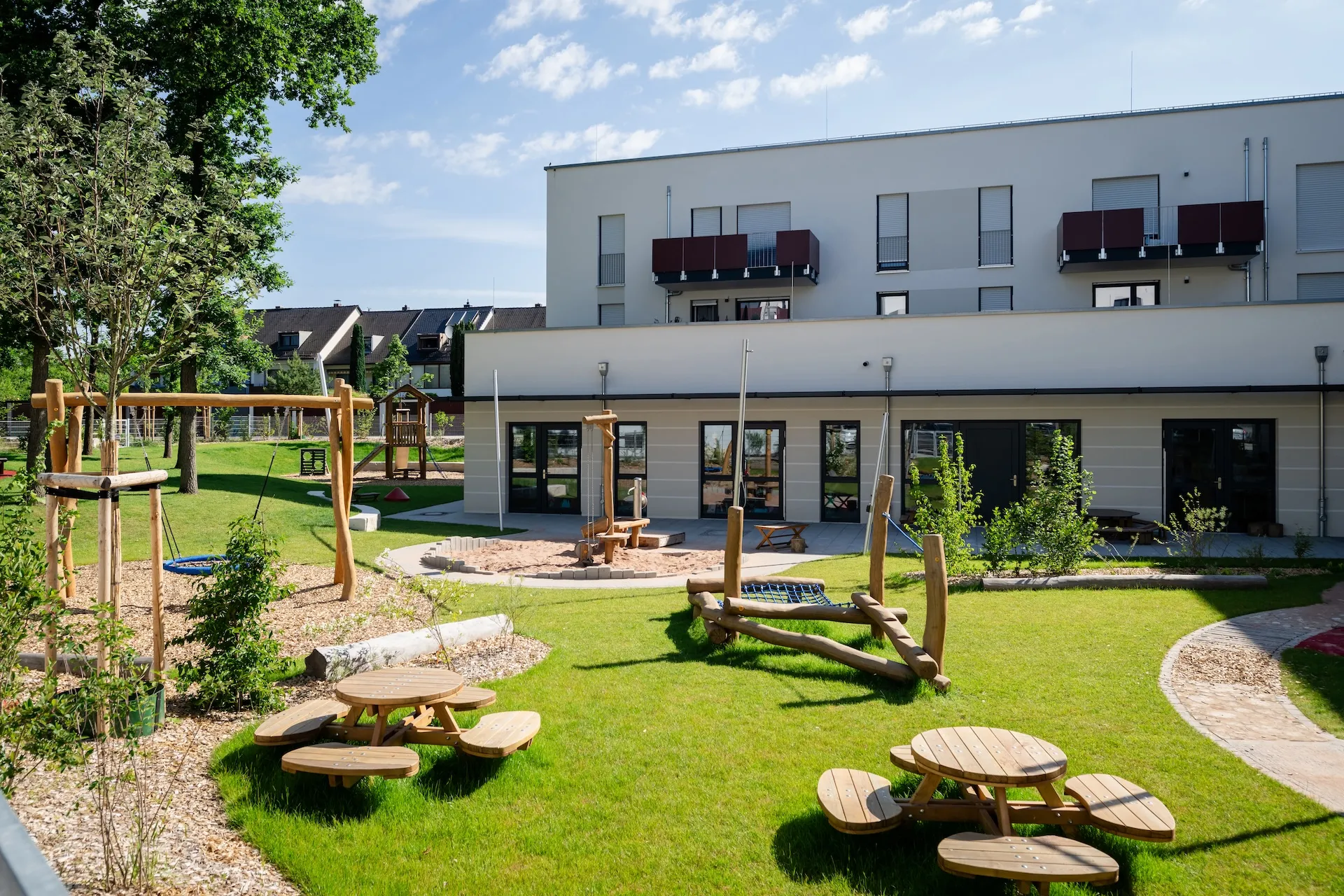 Kindergarten-Außenbereich voller Spielfreude.