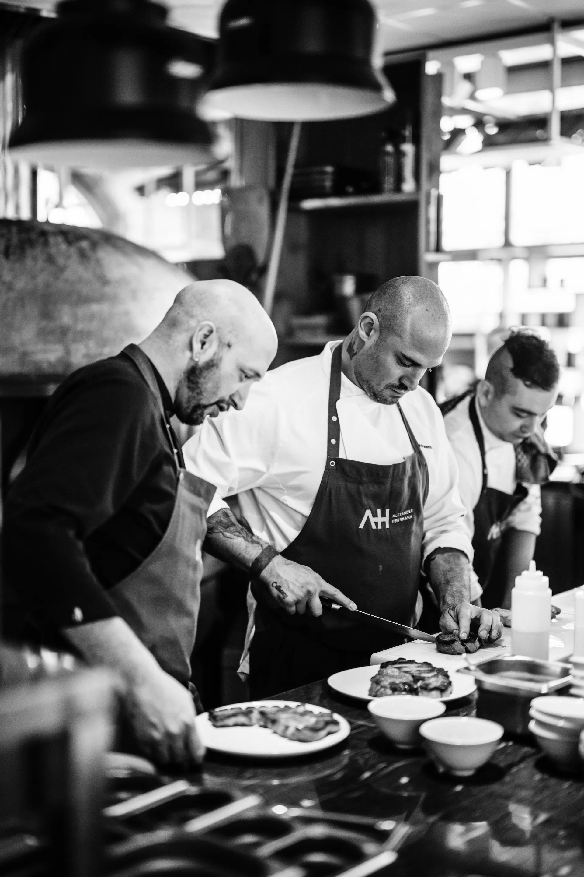 Köche bei der Arbeit – Einblick in Team und Gastronomie-Alltag