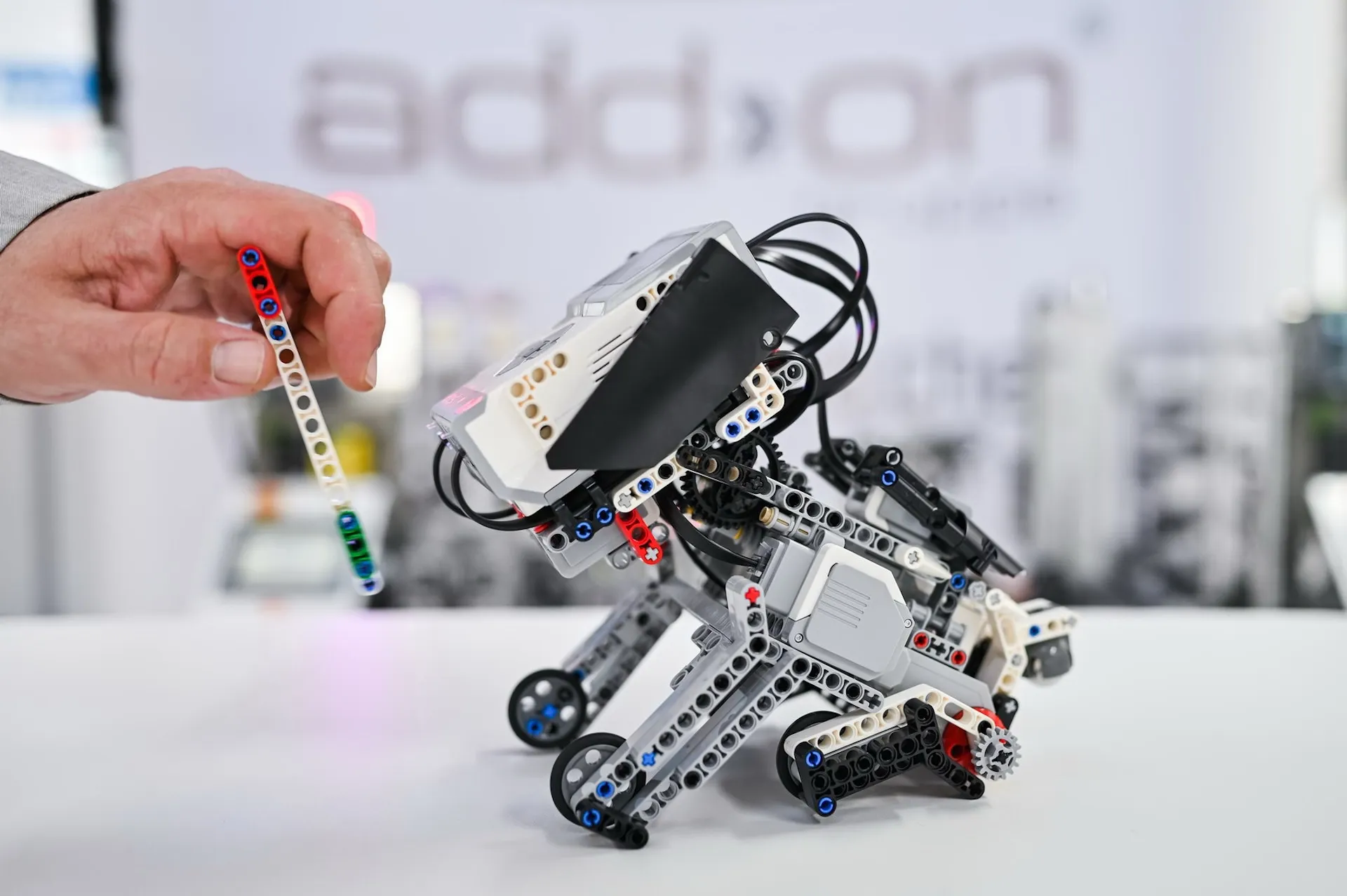 LEGO Technik Roboterhund – dynamisch fotografiertes Technikspielzeug.