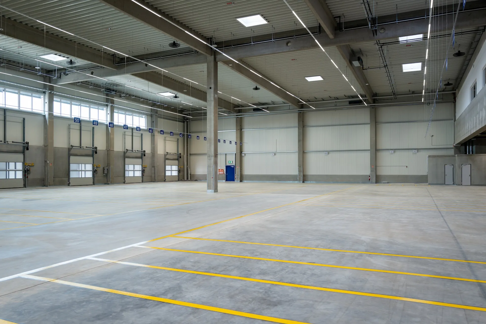 Weitläufige Logistikhalle – Innenansicht.