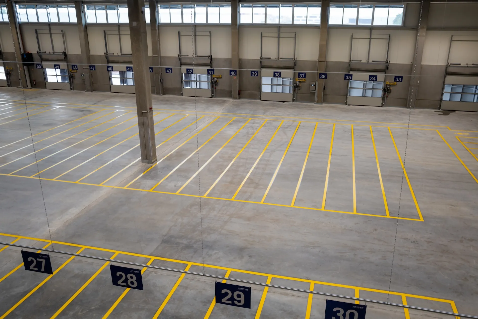 Ladezone einer Industriehalle – Produktion ready.