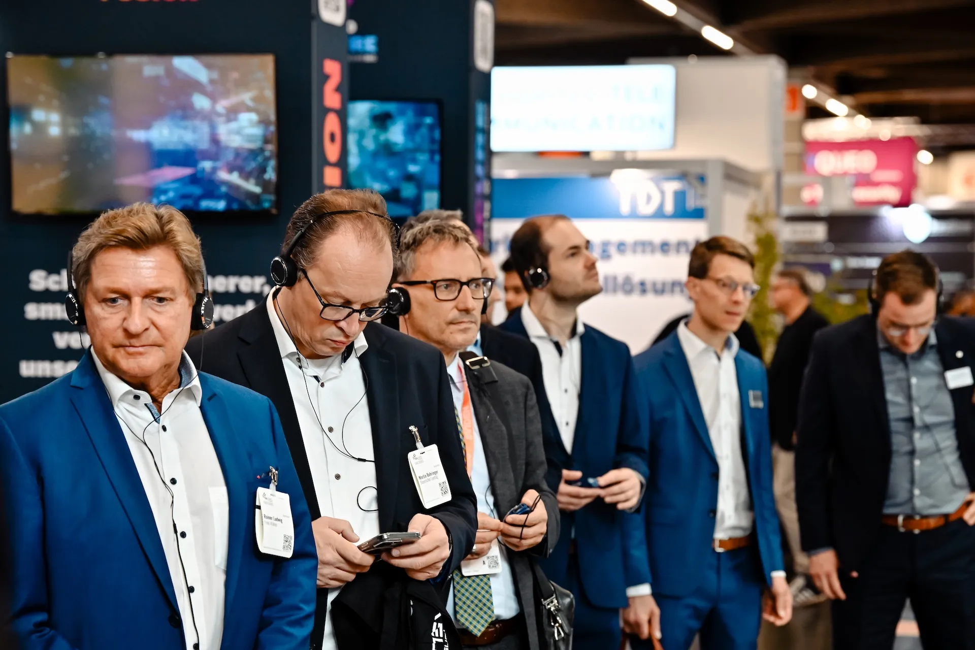 Zwei Messemitarbeiter mit Headsets – authentische Situation auf dem Messegelände.