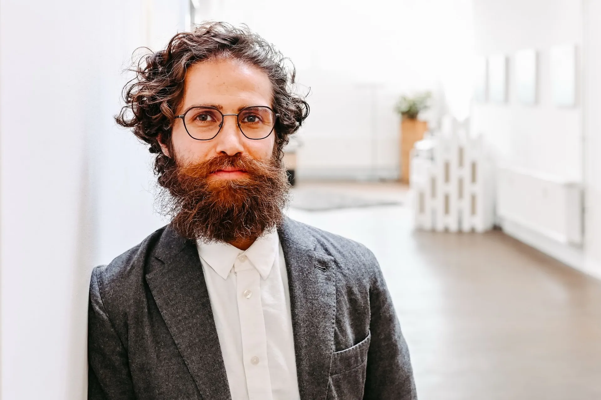 Designer im Büroalltag – natürliche Szene für moderne Unternehmenskommunikation.