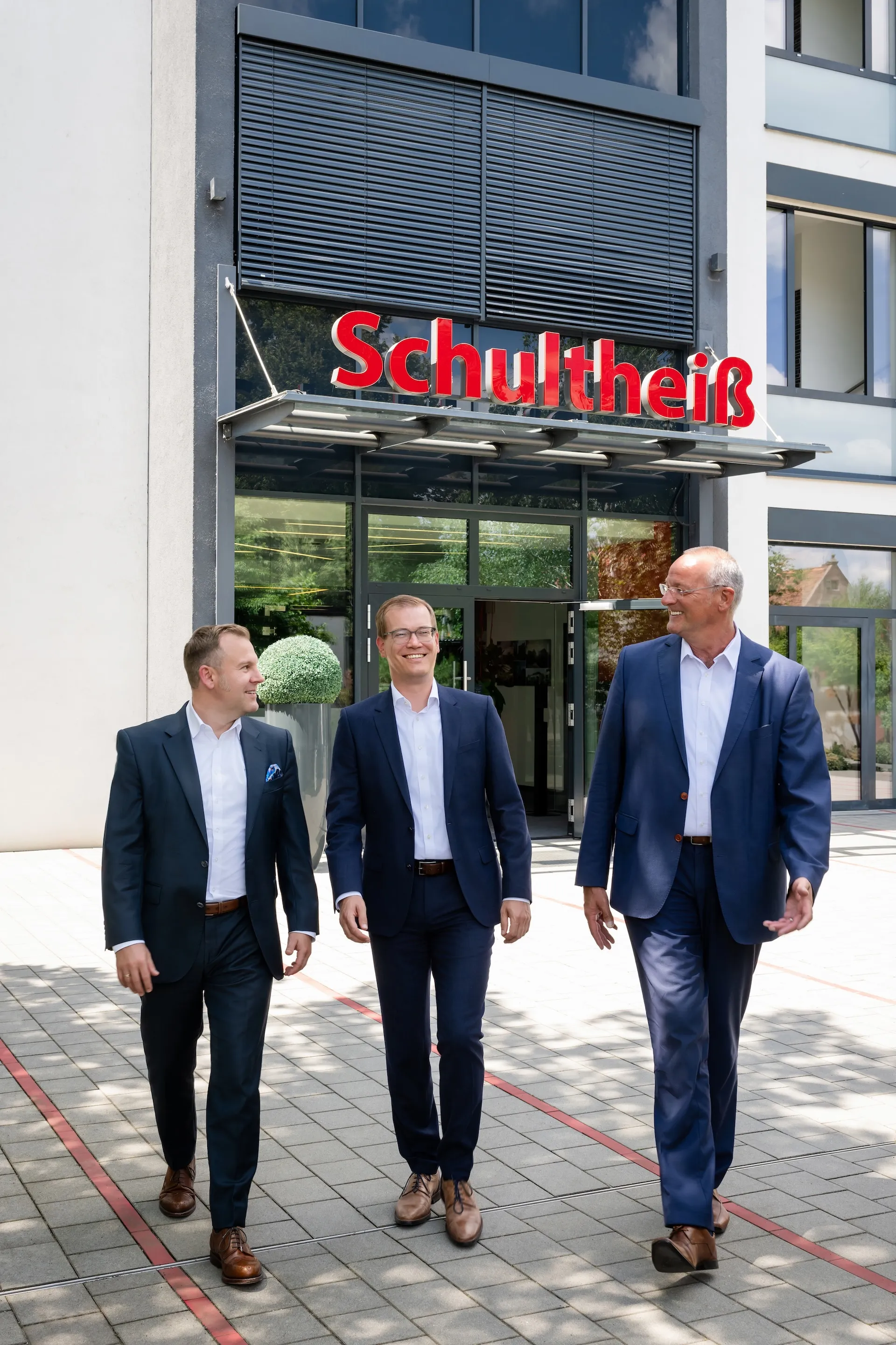 Geschäftsführer vor neuem Firmensitz – Erfolg visuell inszeniert.