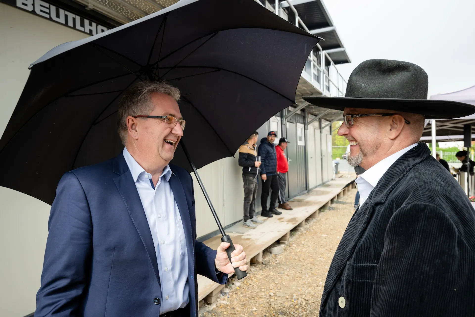 Zimmermann unter Regenschirm – Wetterfestigkeit