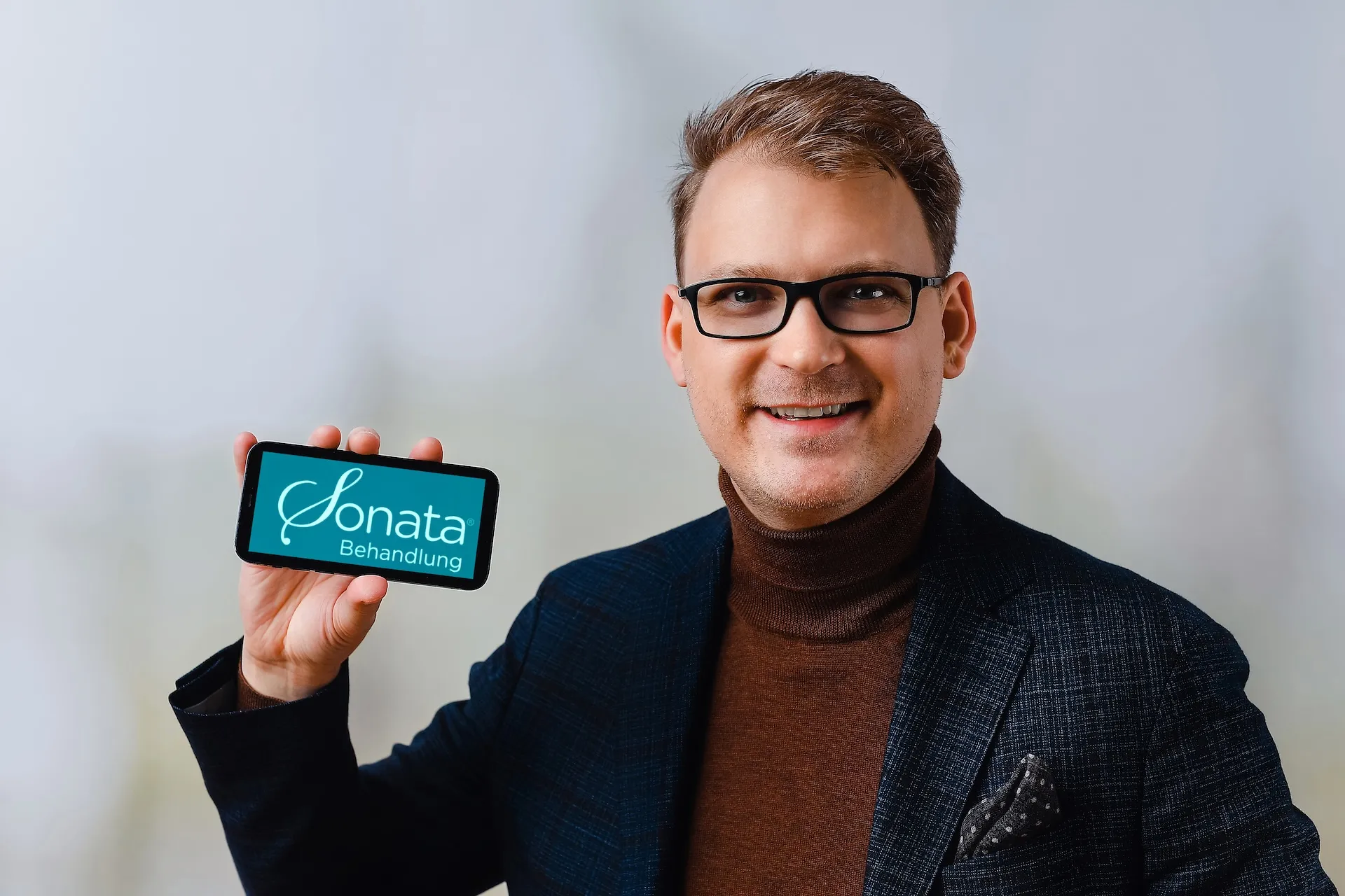 Arzt mit Smartphone während Behandlung – Vertrauen durch Professionalität