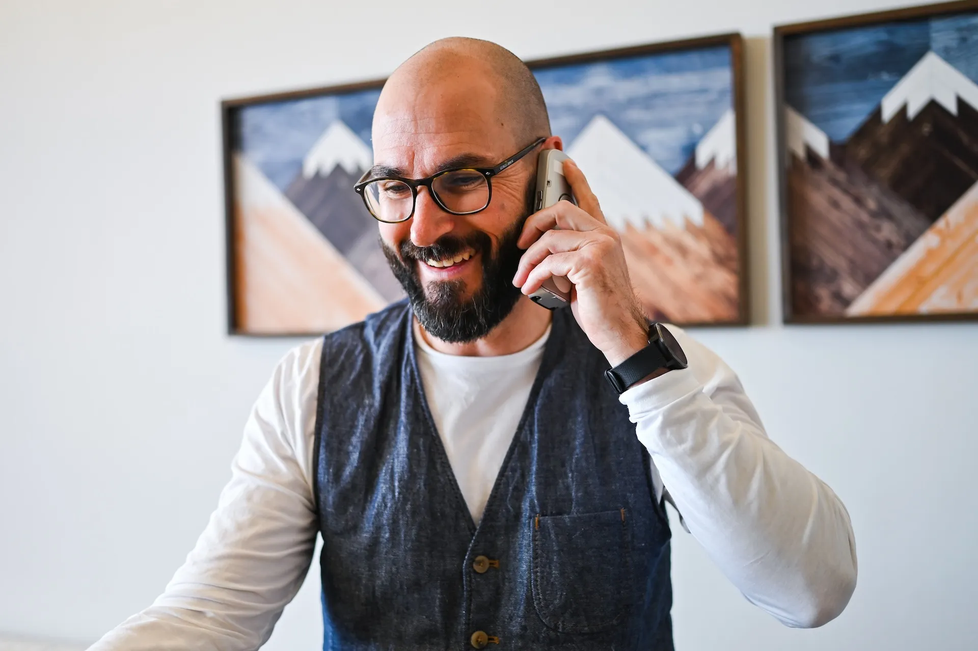 Mitarbeiter im Gespräch – modernes Business-Portrait.
