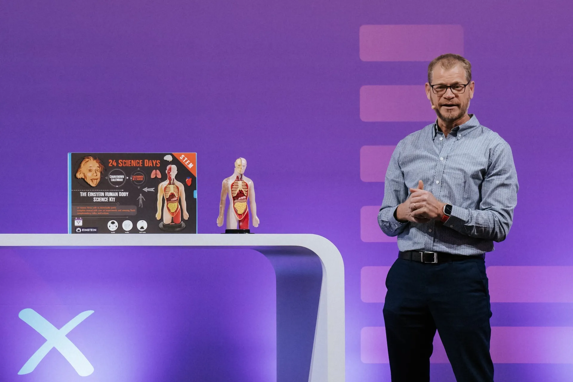 Live-Präsentation auf einer Messebühne – emotionaler Moment festgehalten.