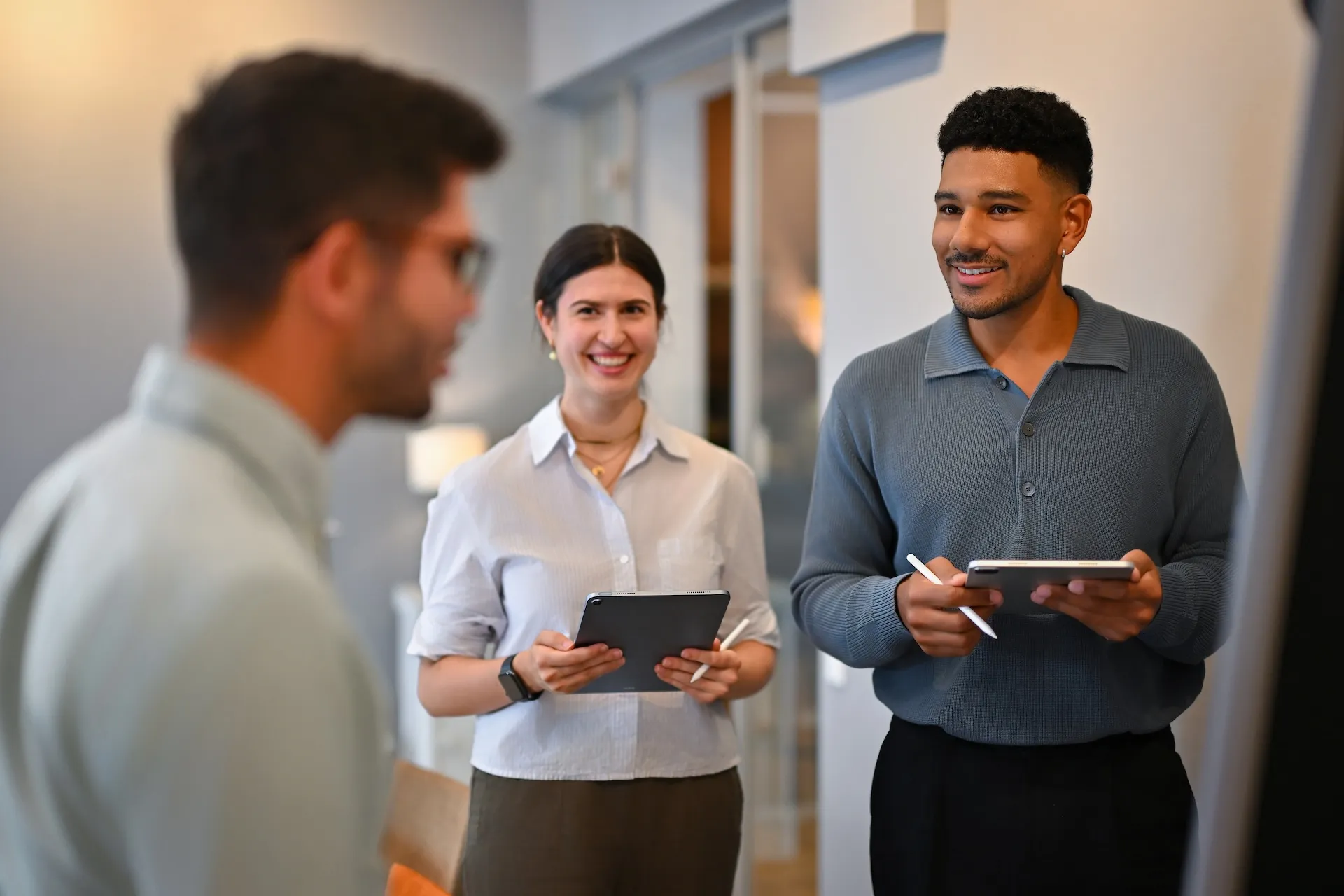 Business-Team mit Tablet – Zusammenarbeit und Digitalisierung