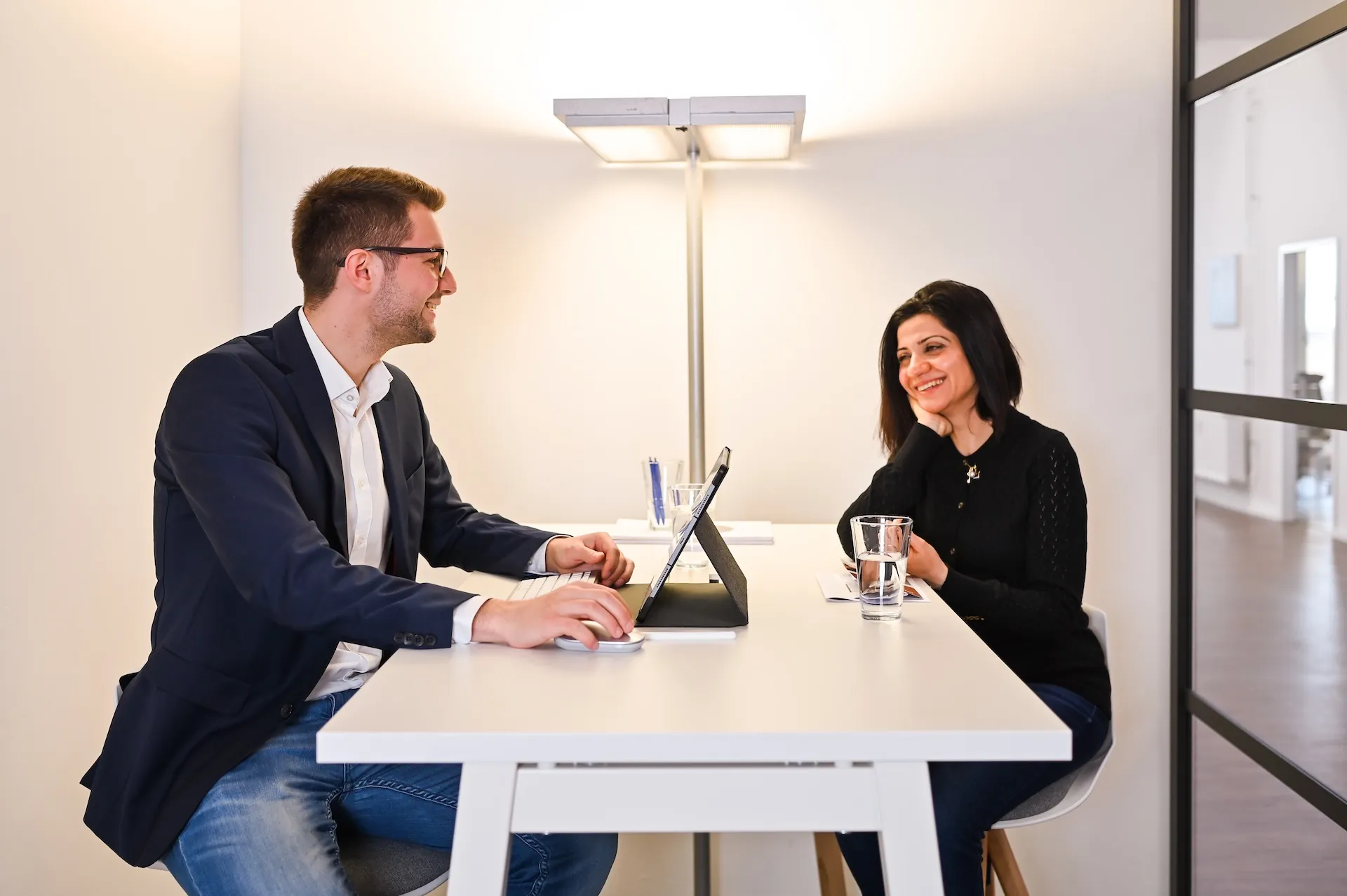 Zwei Personen im Gespräch – moderne Atmosphäre für Bewerbungsfotos