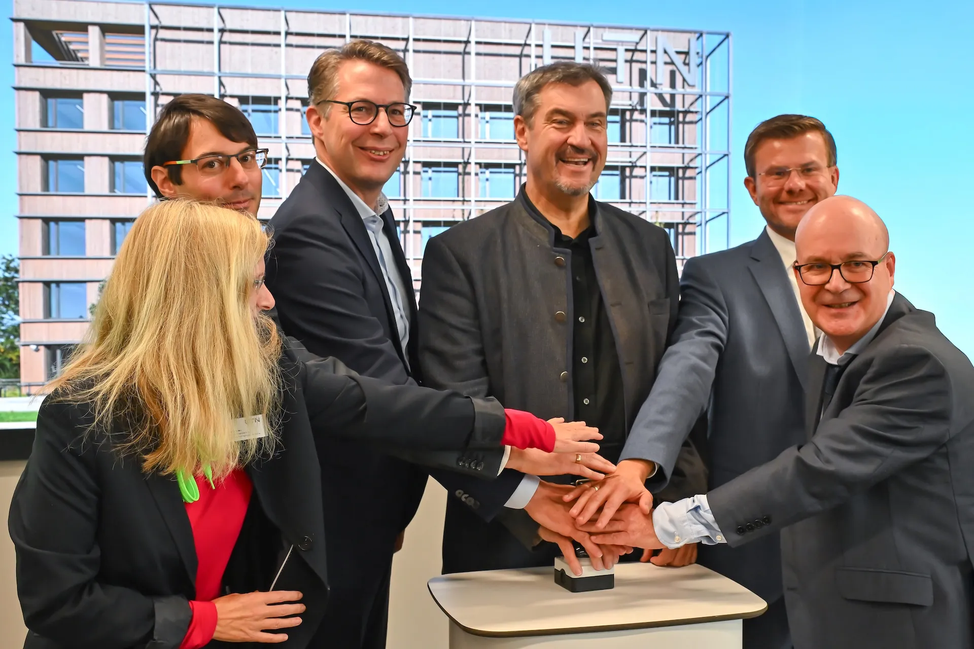 Markus Söder, Marcus König und weitere drücken den Startknopf für die UTN