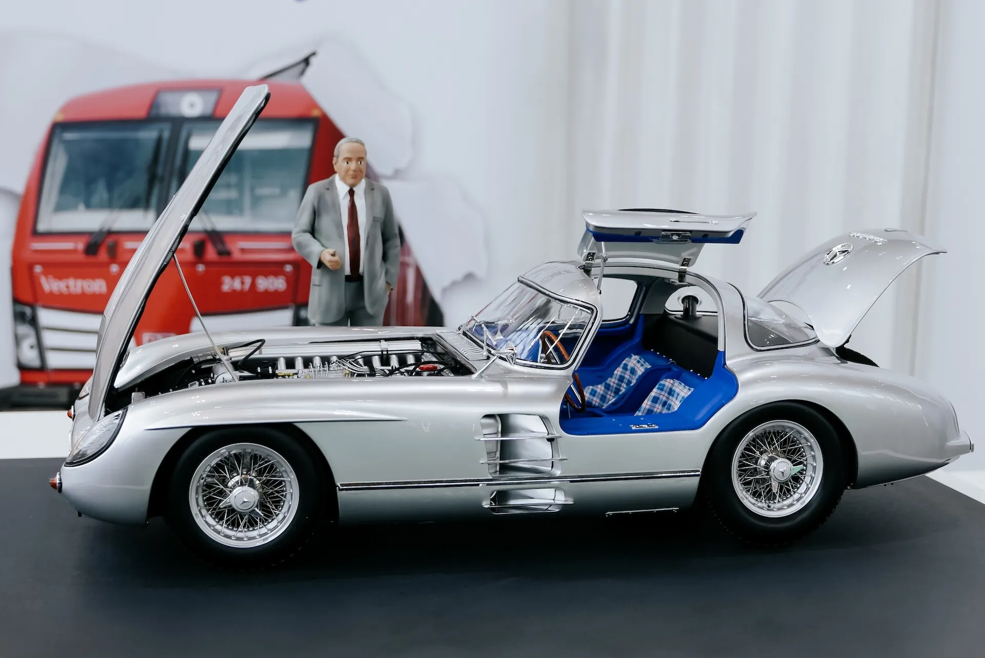 Modell des Mercedes SLR 300 – klassisch und kontrastreich inszeniert.