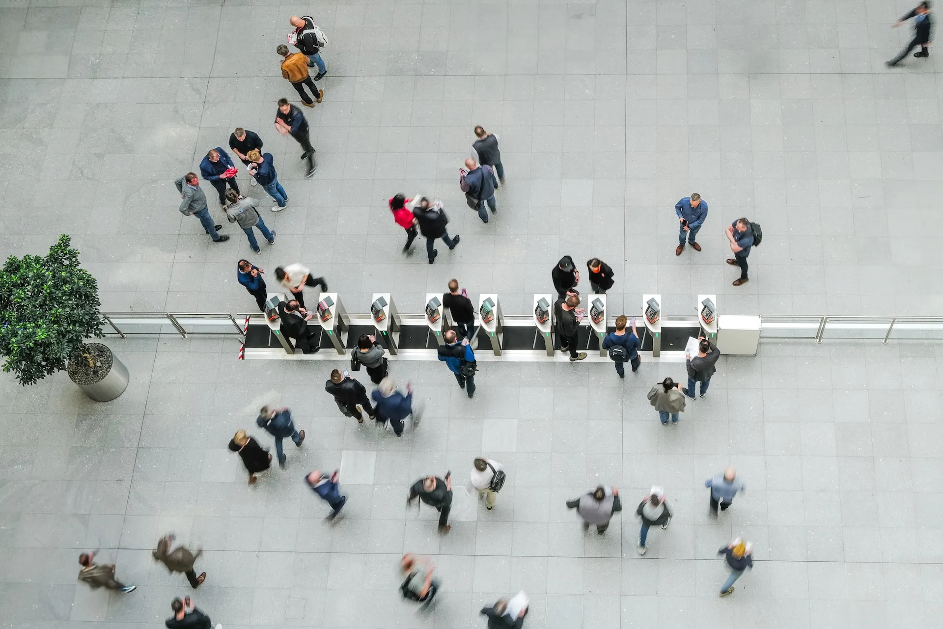 Vogelperspektive auf pulsierenden Messe-Eingang – Besucherströme sichtbar.