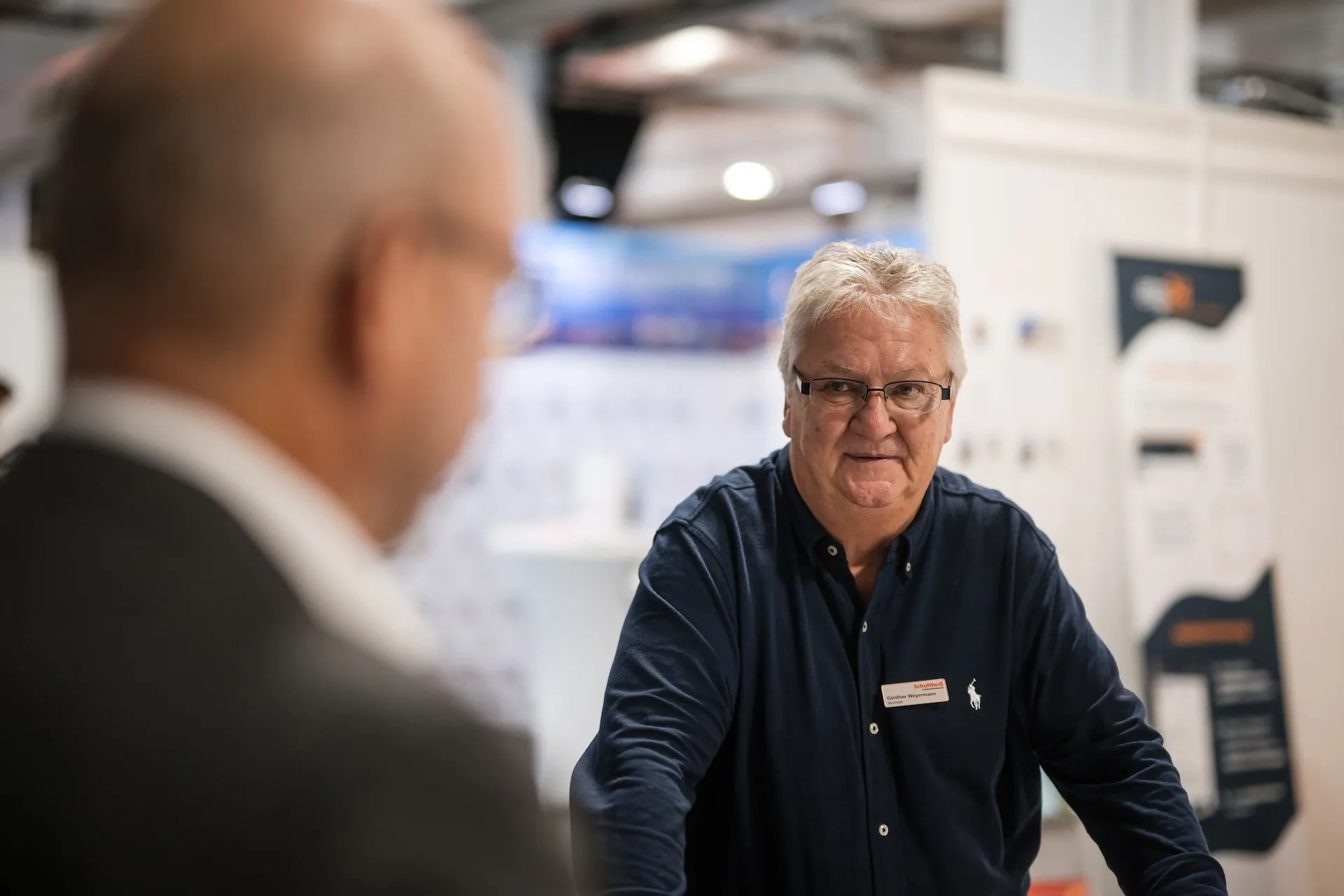 Zwei Männer im Messegespräch – authentisch eingefangen.