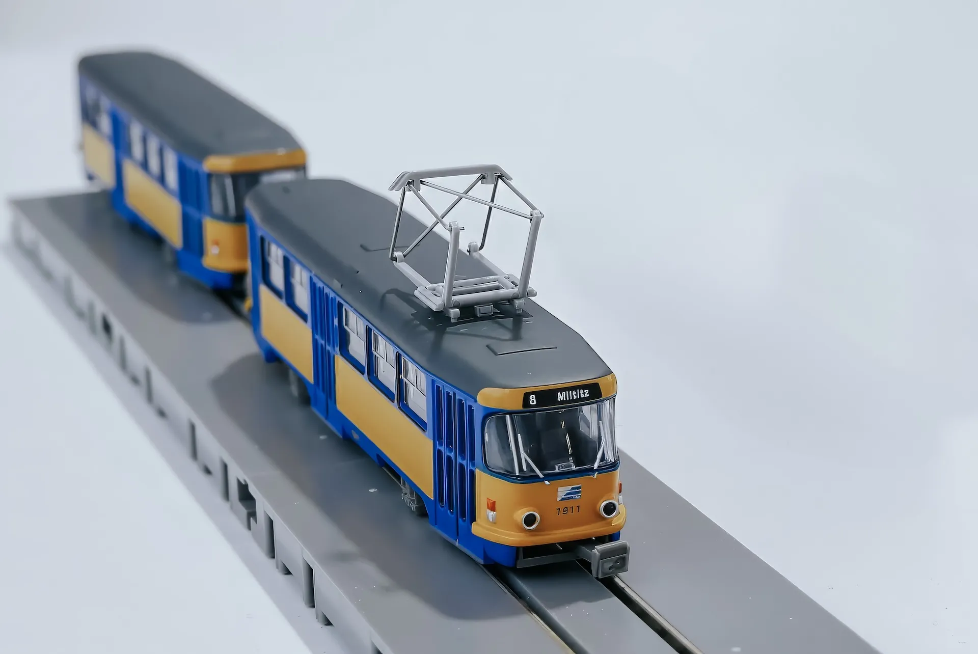 Straßenbahn-Modell – klar fokussiert und realitätsnah fotografiert.