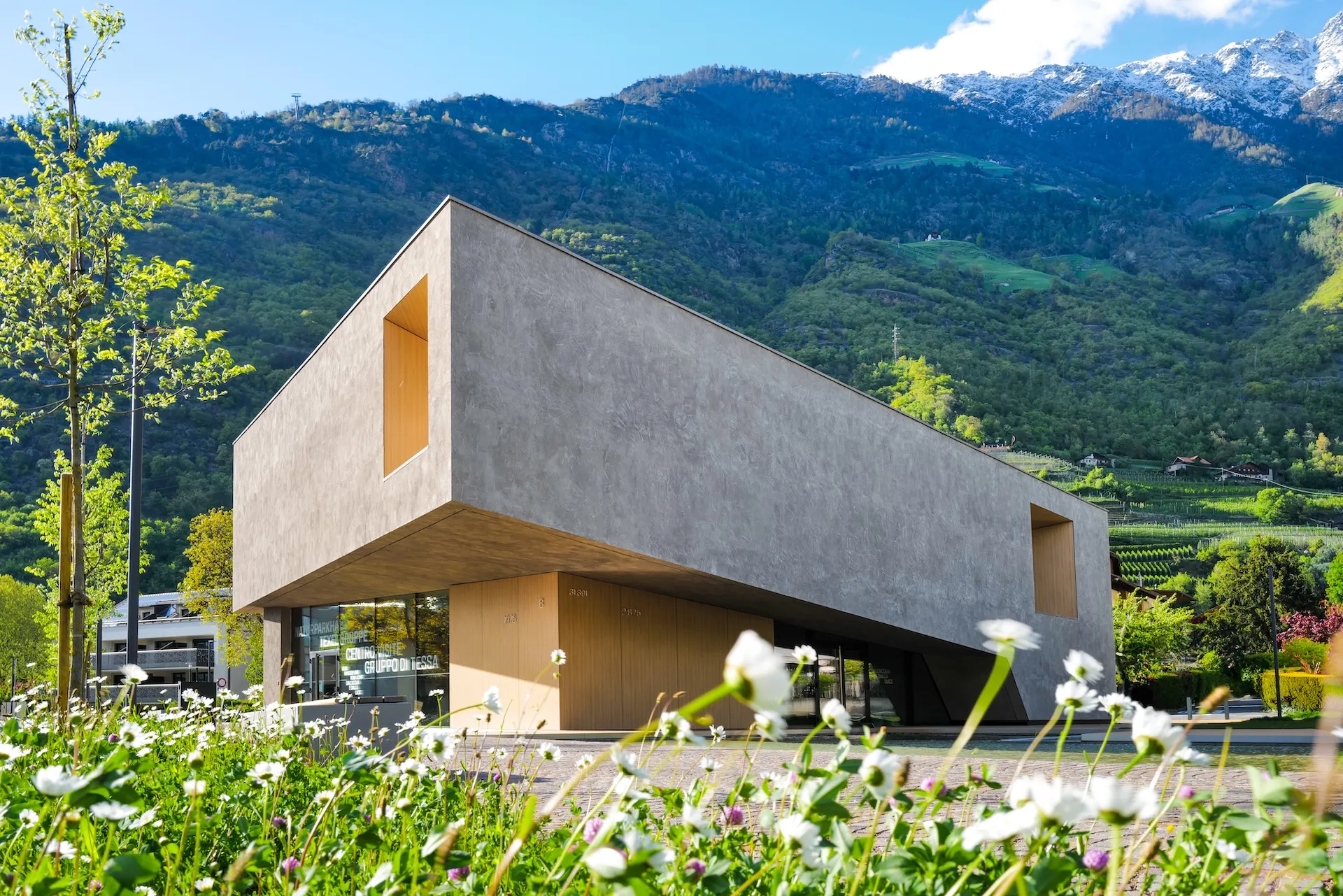 Wohnanlage im Abendgold – architektonische Harmonie.