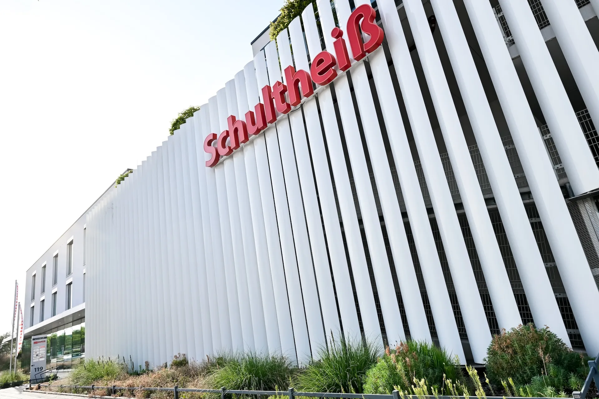 Gläserne Firmenzentrale im Morgenlicht – Corporate-Fotografie.