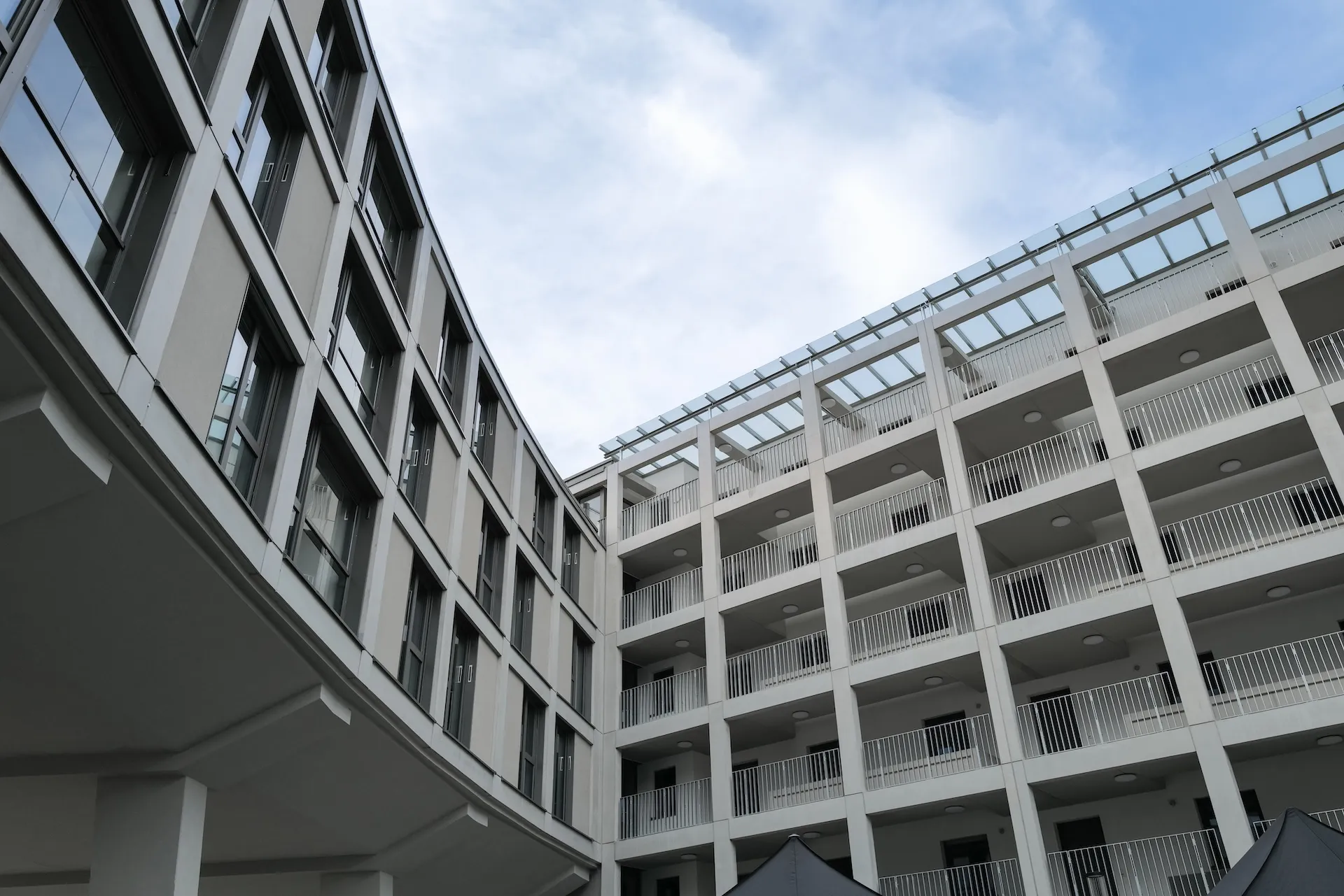 Fertiges Bauprojekt mit Loggia – bereit für die offizielle Übergabe