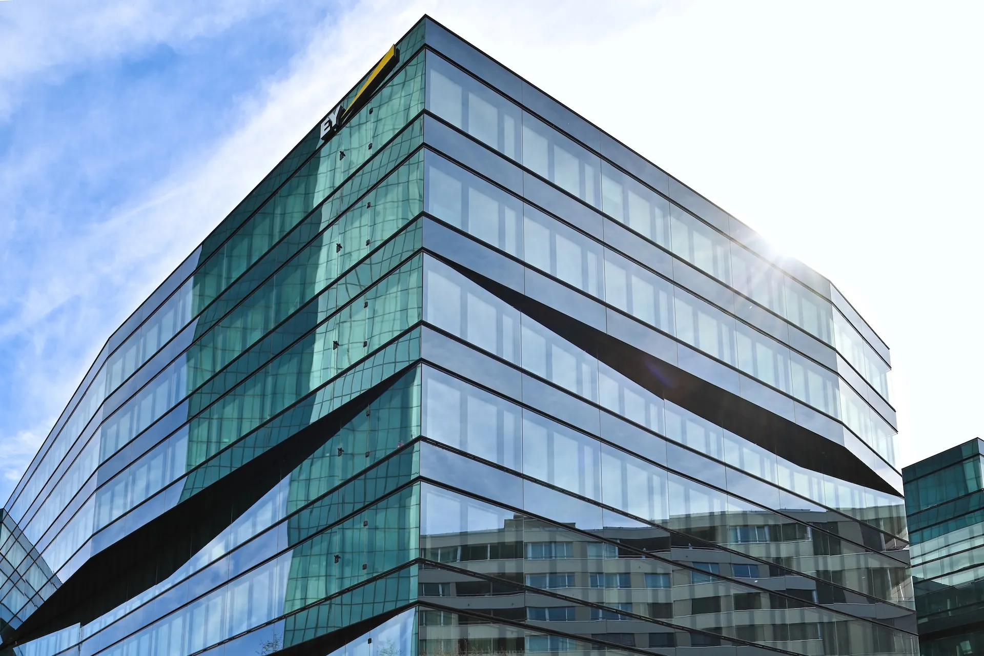 High-Rise-Fassade im Sonnenflare – Corporate Architecture mit Strahlkraft.