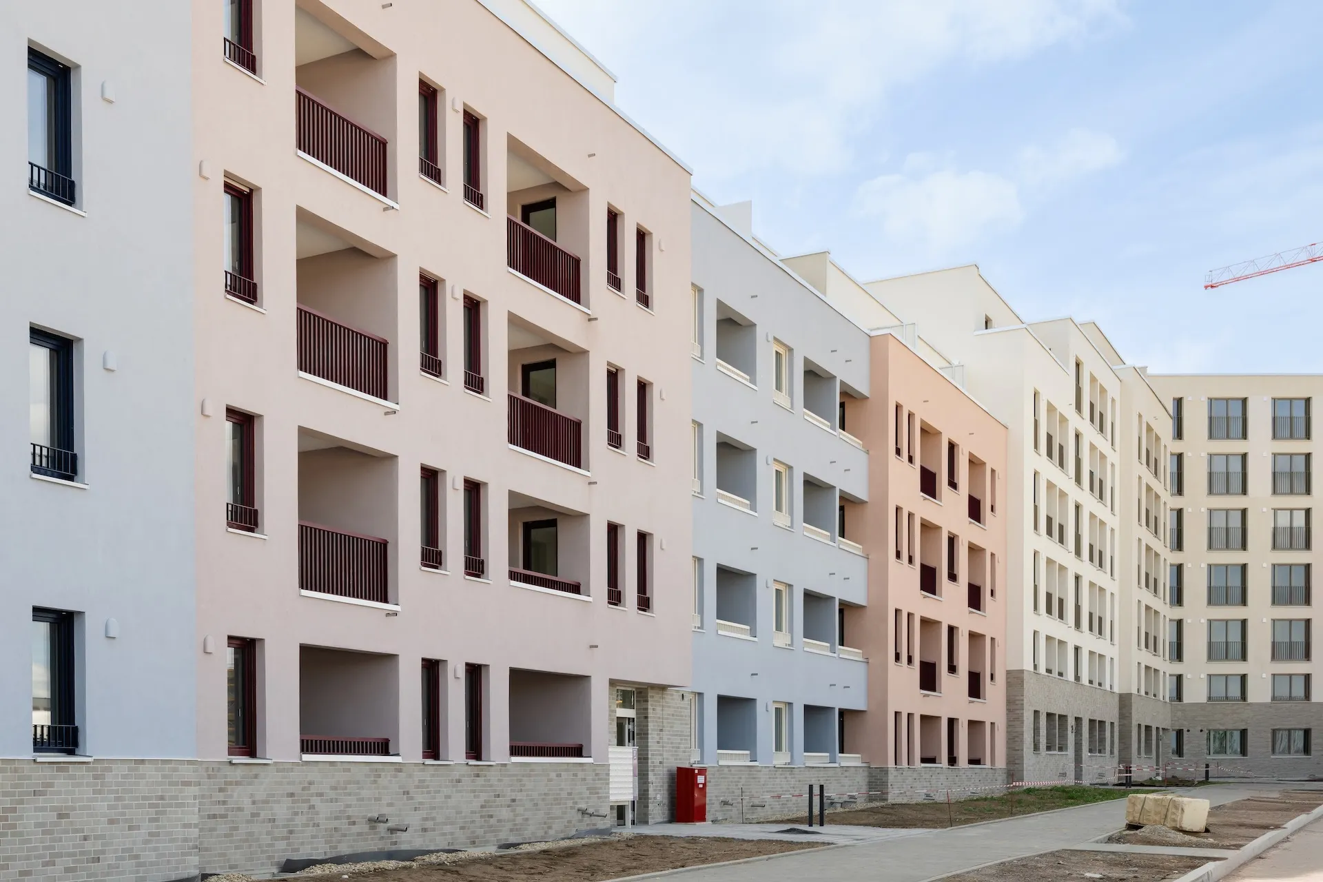 Fassadenansicht eines Mehrfamilien-Neubaus.