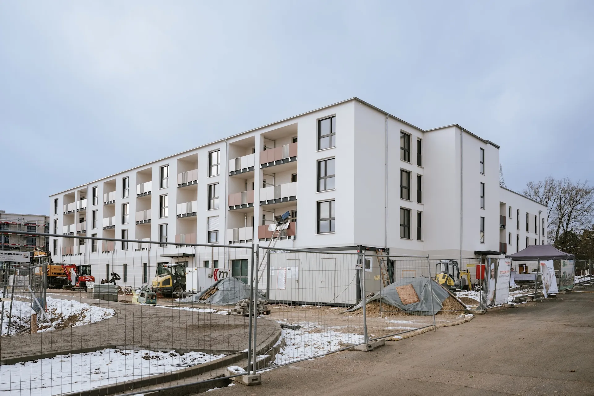 Weiße Mehrfamilienhäuser – Neubausiedlung