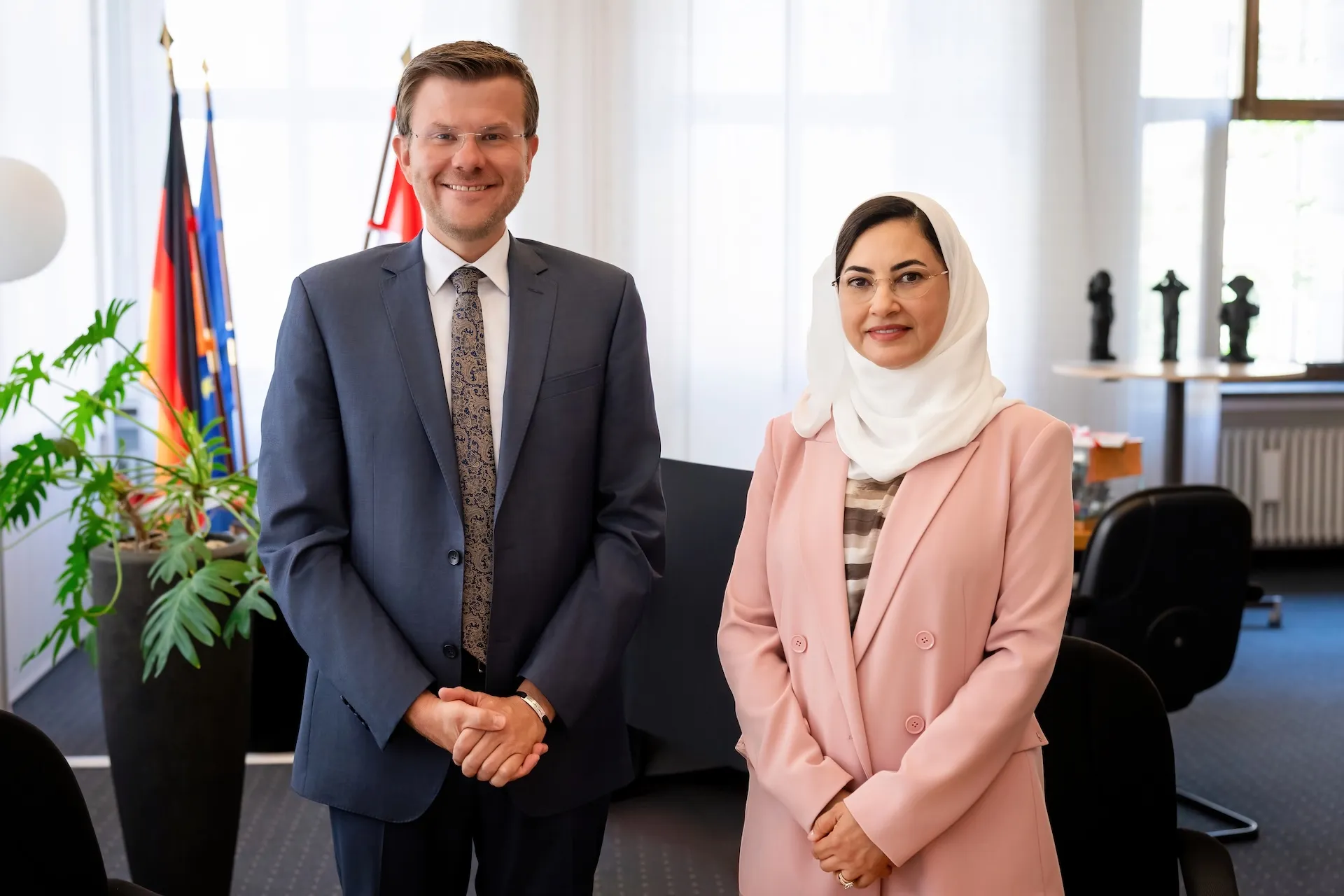 Business Szene mit Nürnberger Bürgermeister – Vertrauen und Vielfalt im Unternehmen