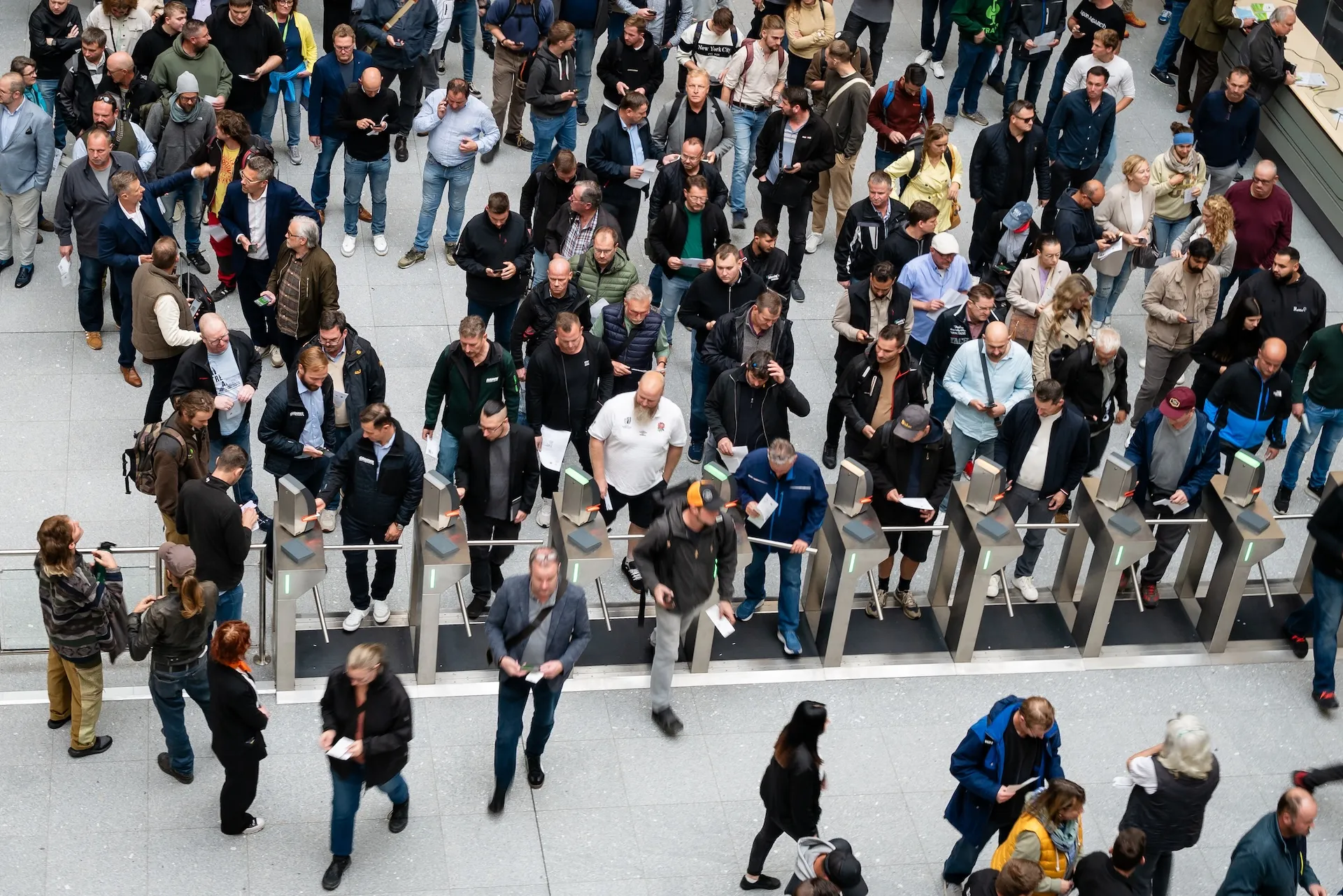 Menschenstrom zur Messe-Eröffnung – festgehalten im Moment der Bewegung.