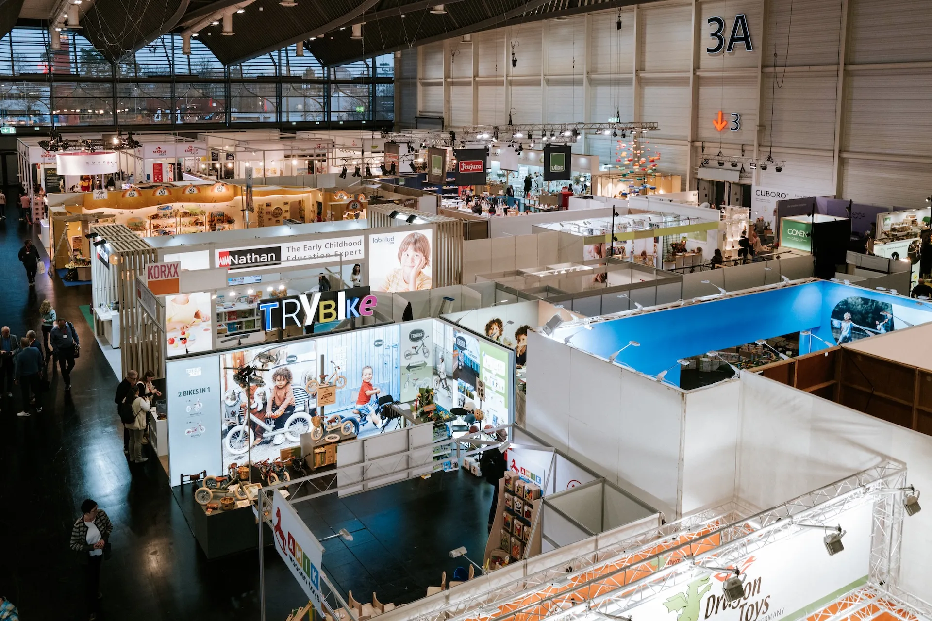 Blick in Halle 3A – Messefotografie mit Fokus auf Architektur und Standverteilung.