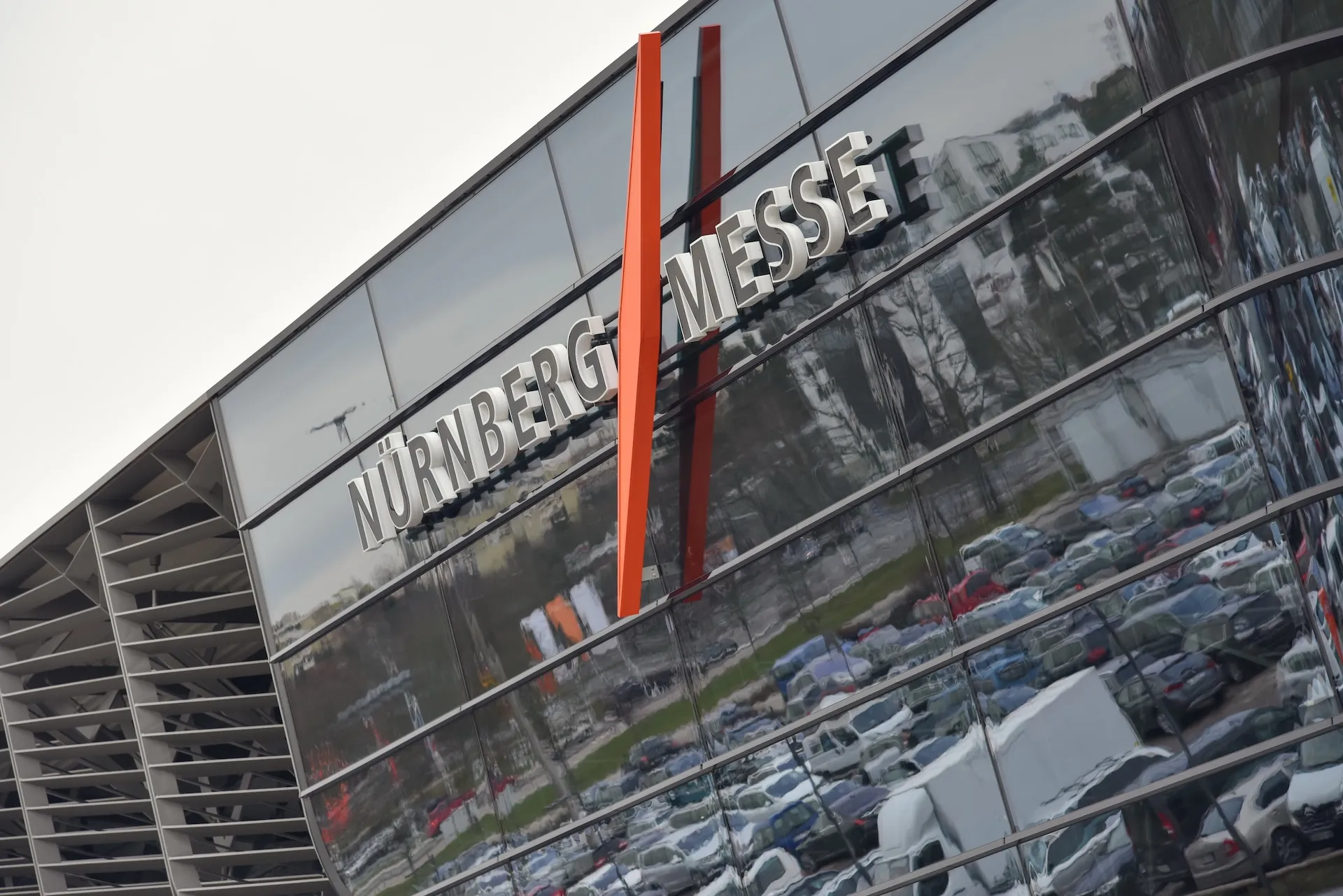 Außenansicht des Messe-Hauptgebäudes – strukturell klar und hochwertig festgehalten.