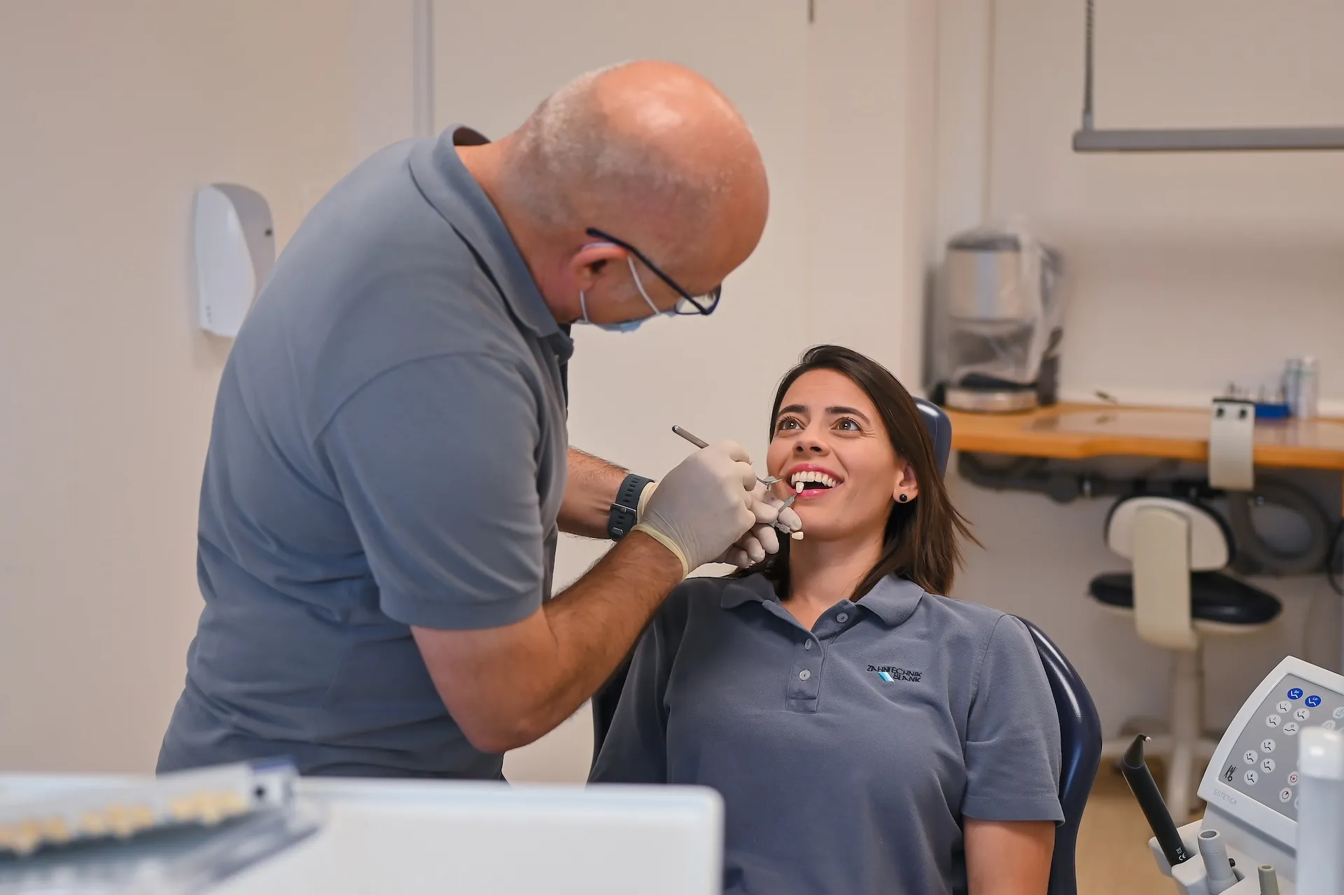 Patientin bei Zahnbehandlung – Vertrauen im medizinischen Umfeld