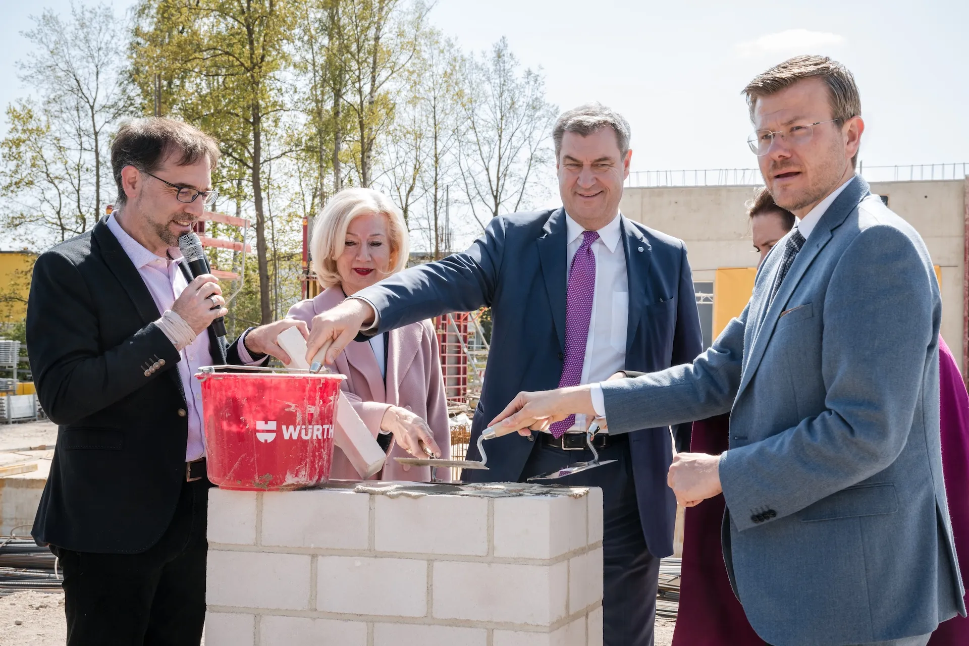 Politiker bei Grundsteinlegung