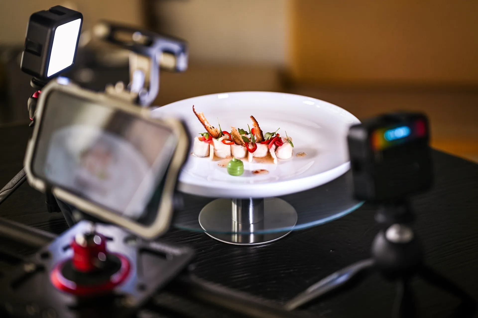 Studio-Setup für professionelle Produktfotografie mit Kamera, Licht und Hintergrund – aufgenommen in Nürnberg.