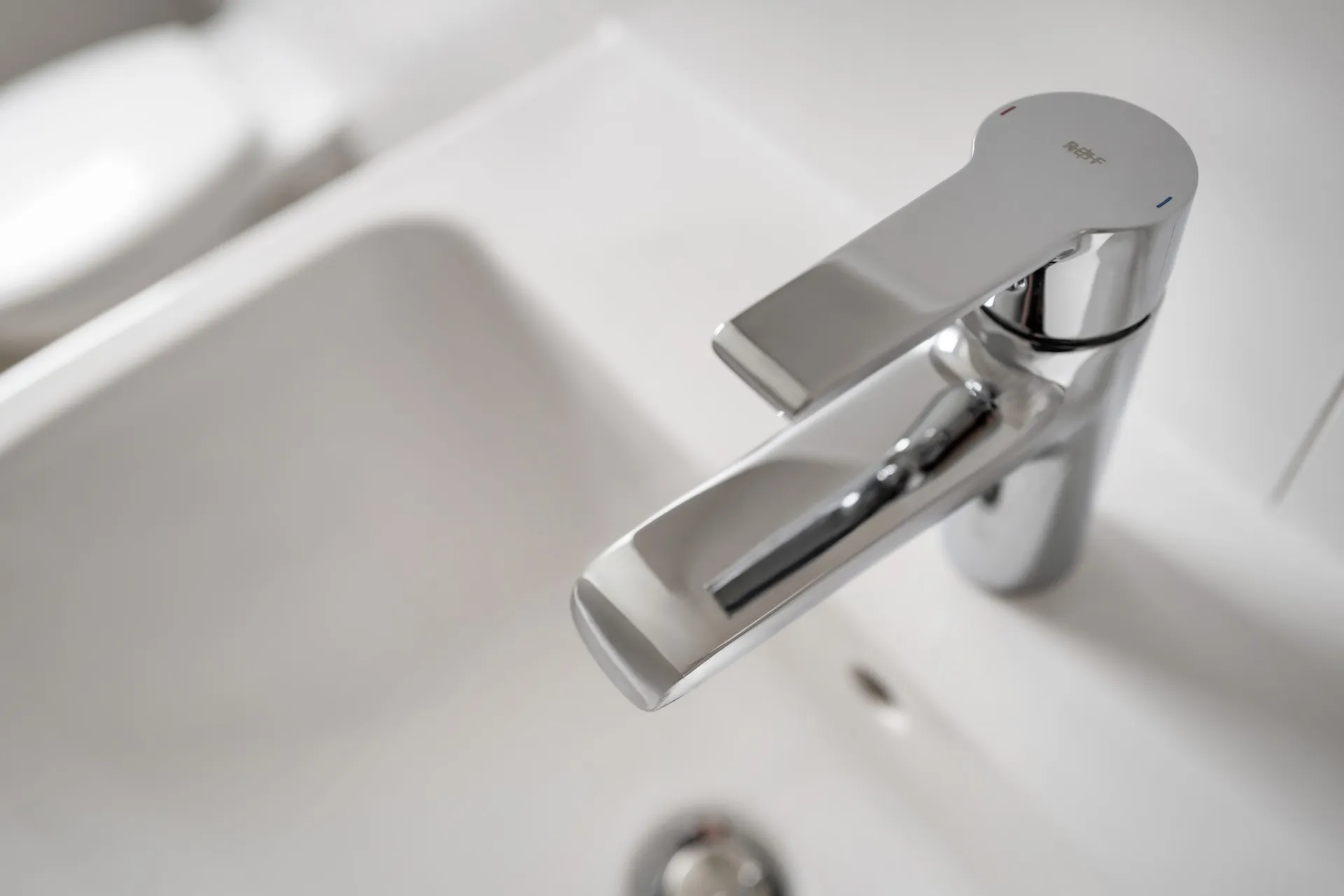 Minimalistischer R+F-Wasserhahn – klar, edel und detailgetreu inszeniert.