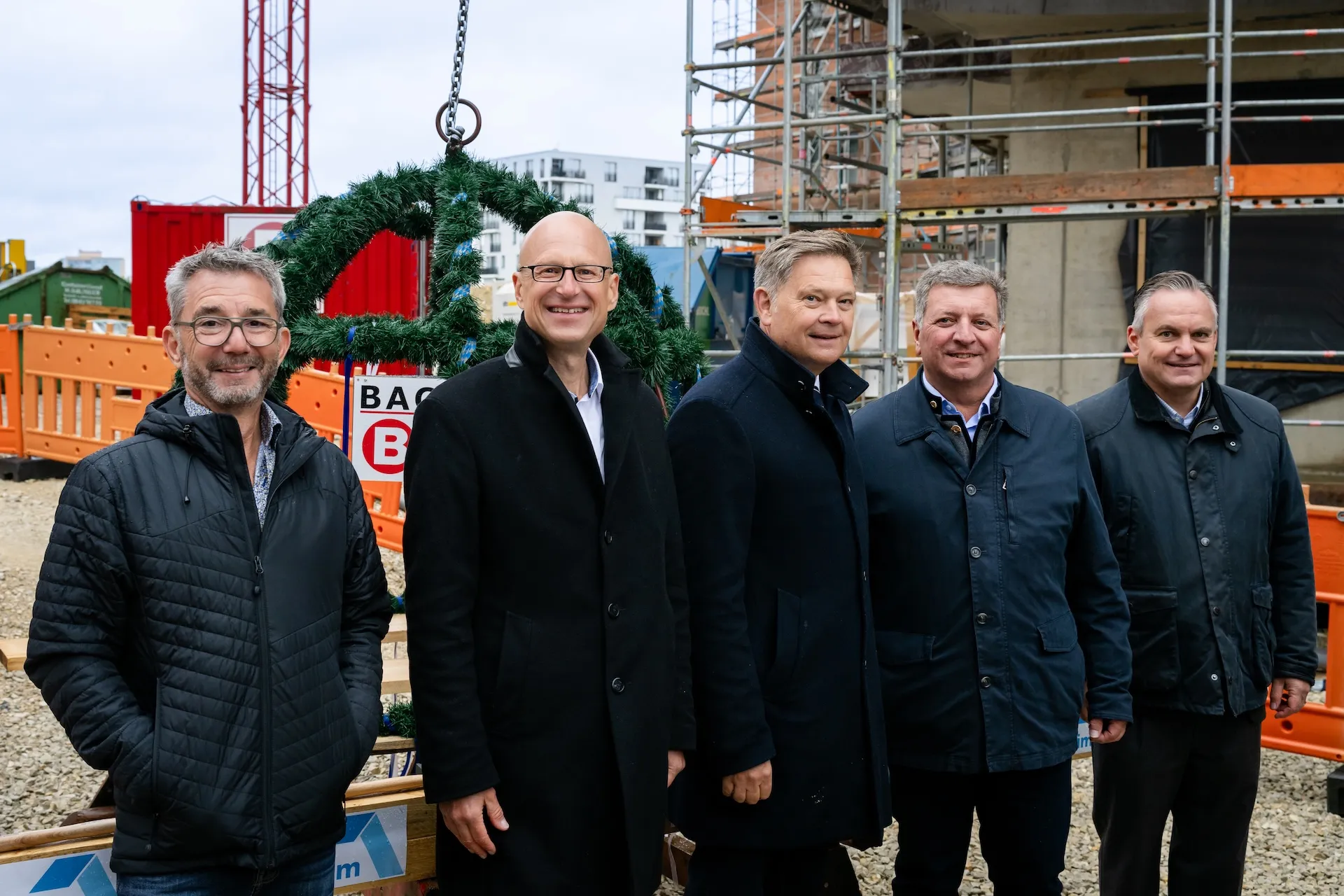 Richtfest – Bauherren vor Krone