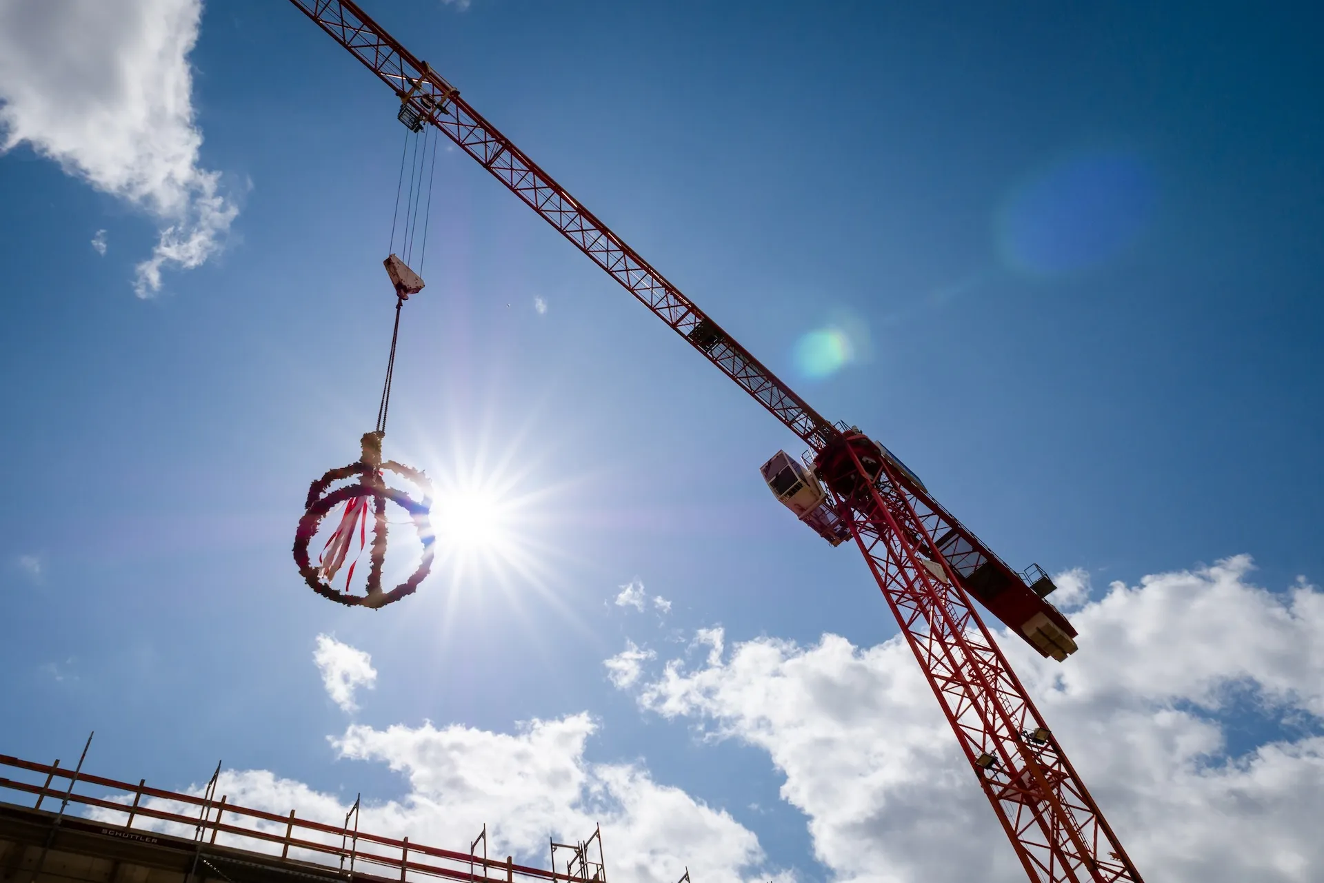 Richtfest mit Kran und Krone – Symbol für Baufortschritt