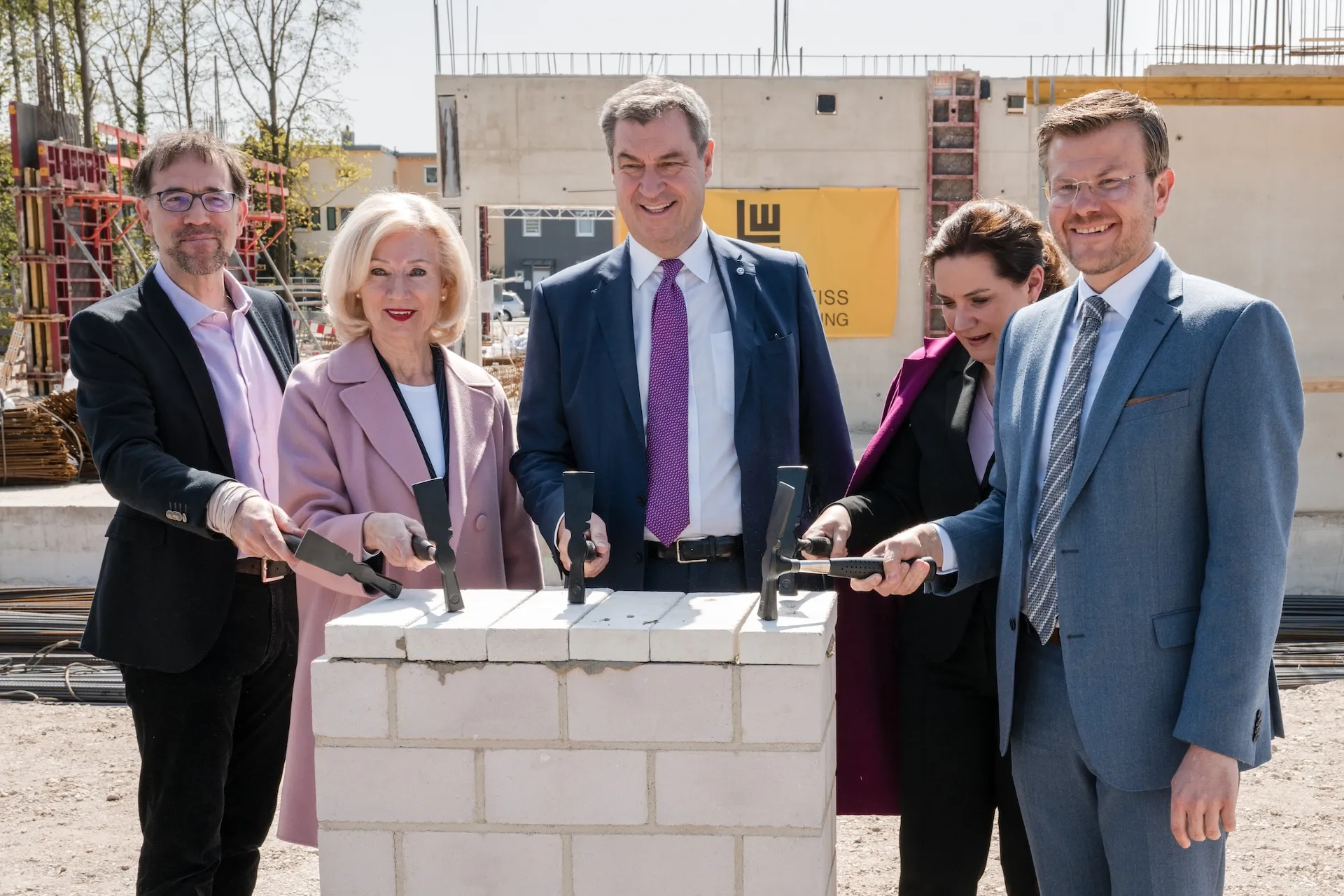 Politische Prominenz beim Richtfest – medienwirksam eingefangen