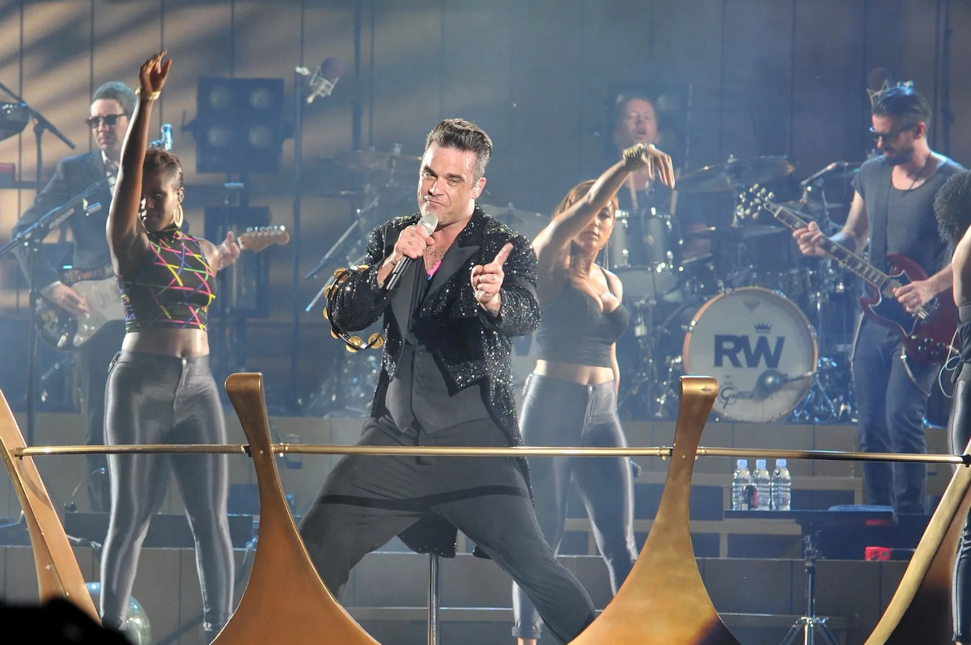 Robbie Williams bei Live-Auftritt – perfekt eingefangene Konzertatmosphäre in der Kulturfotografie.