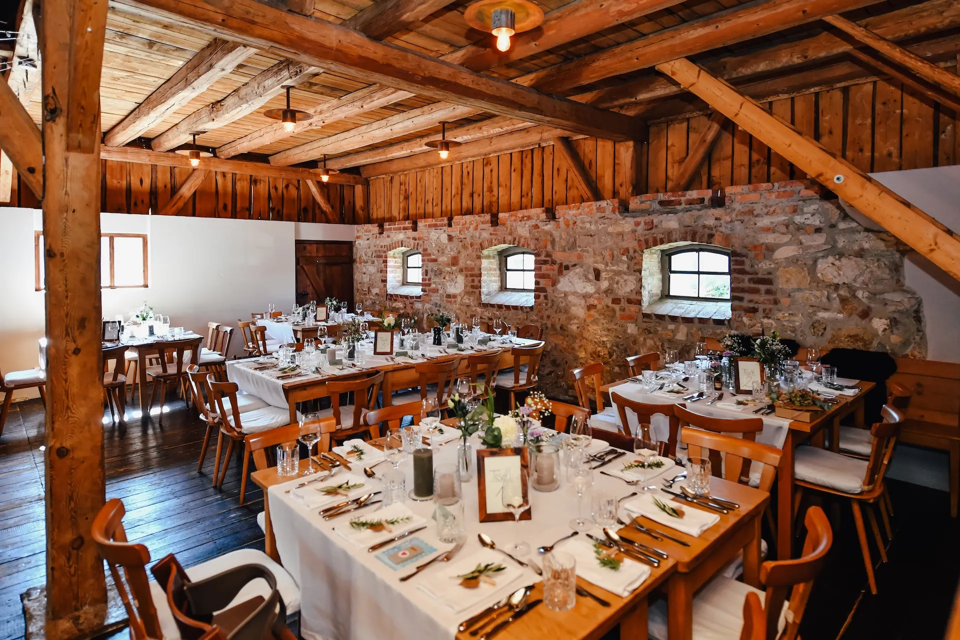 Rustikaler Gasthof Innenansicht – traditionelle Gemütlichkeit.