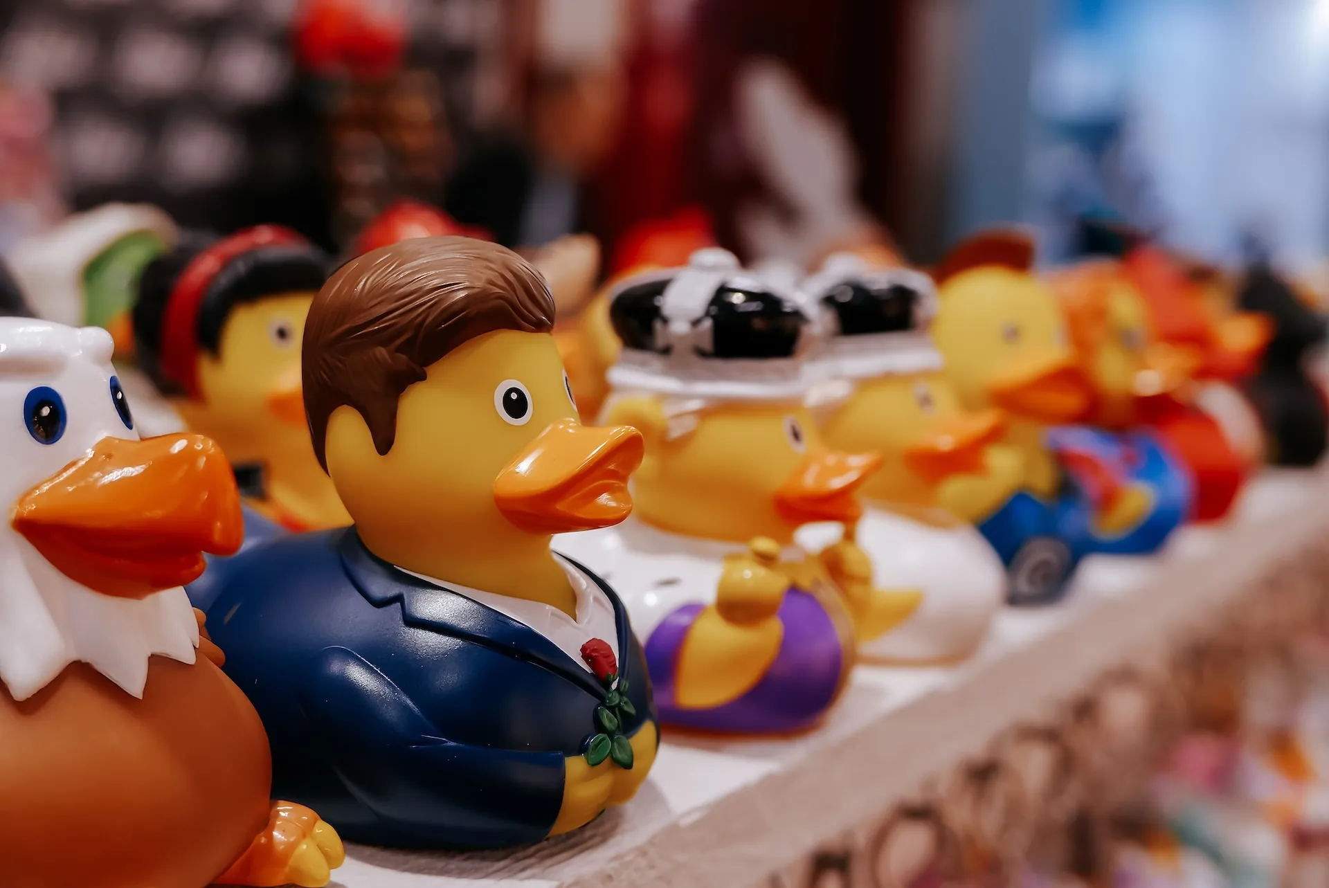 Originelle Gummienten-Sammlung auf dem Messestand – humorvolle Markenkommunikation.