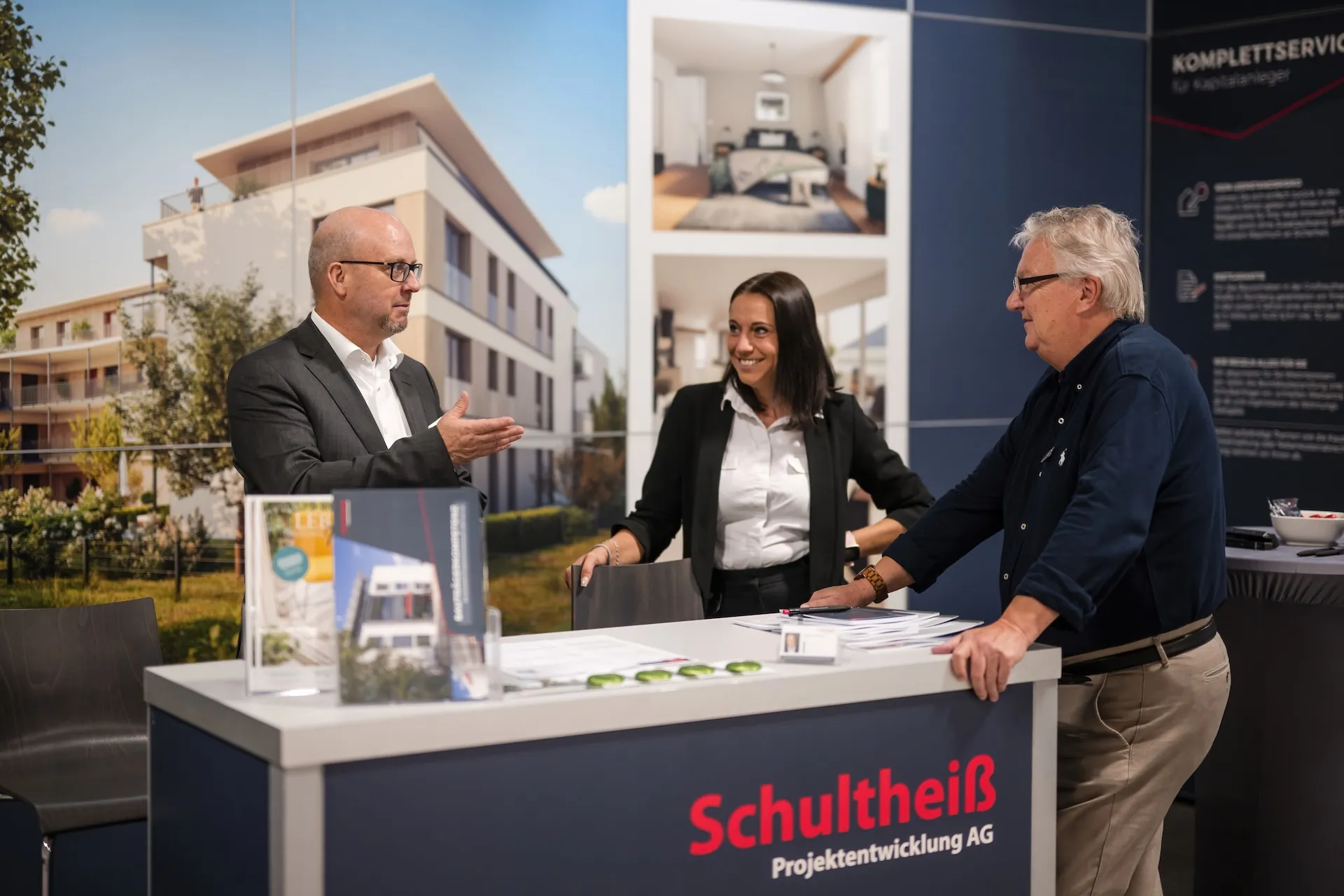 Dreiergespräch auf dem Messestand – authentisch, sympathisch, mitten im Geschehen.