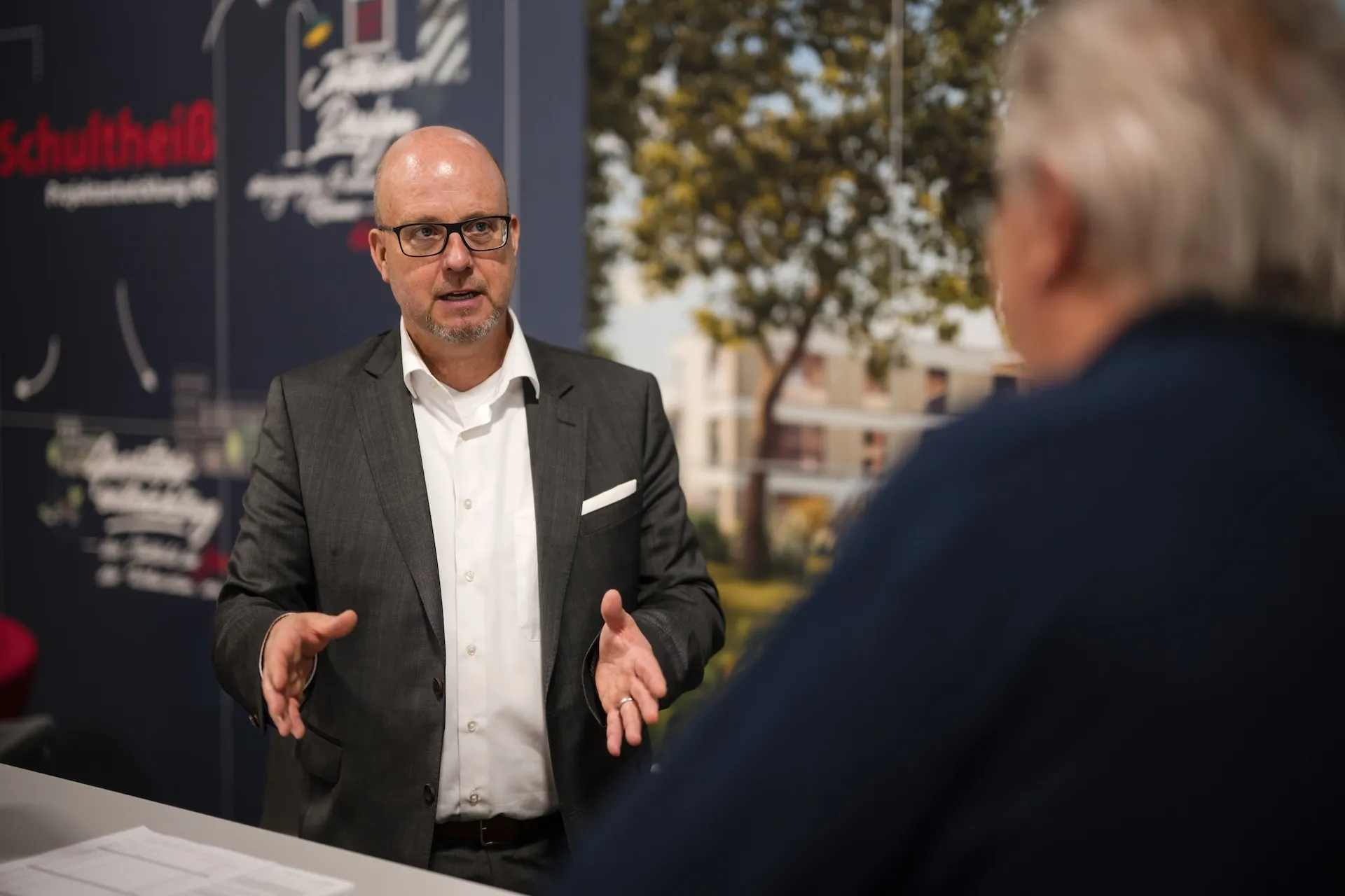Messegespräch am Stand von Schultheiss – Nähe und Dialog im Fokus.
