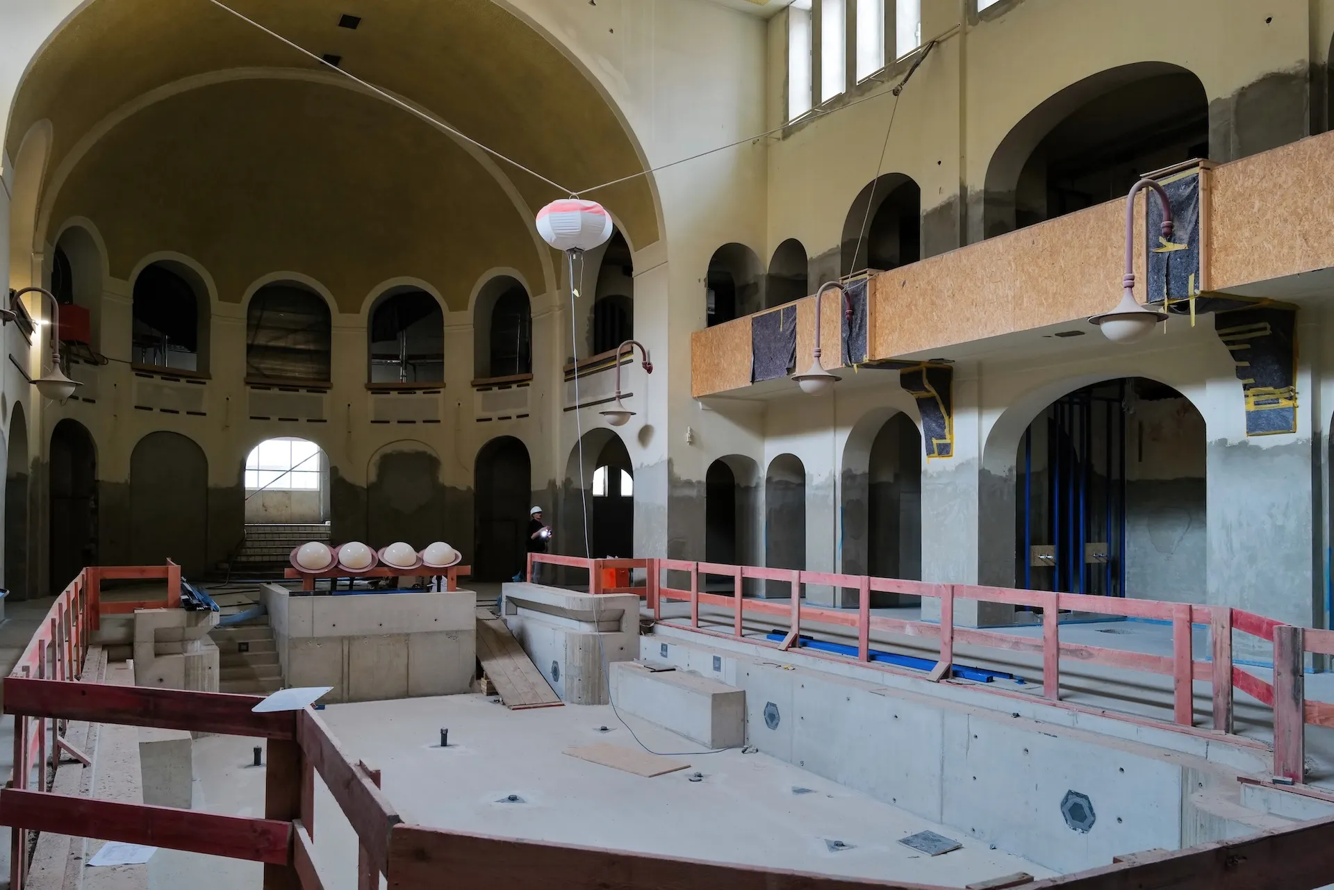 Innenausbau eines Schwimmbads – klares Linien-Spiel