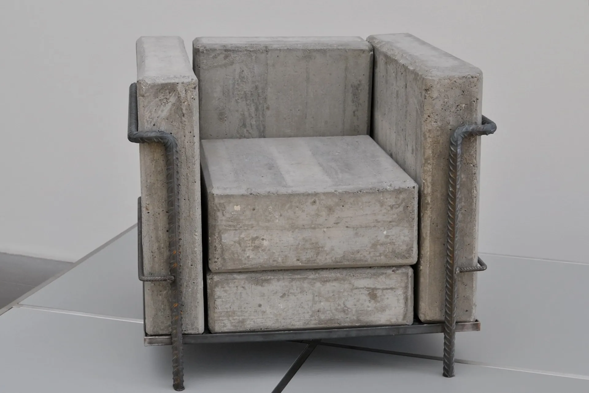 Sessel aus Beton und Stahl – architektonisch inszenierte Materialästhetik.