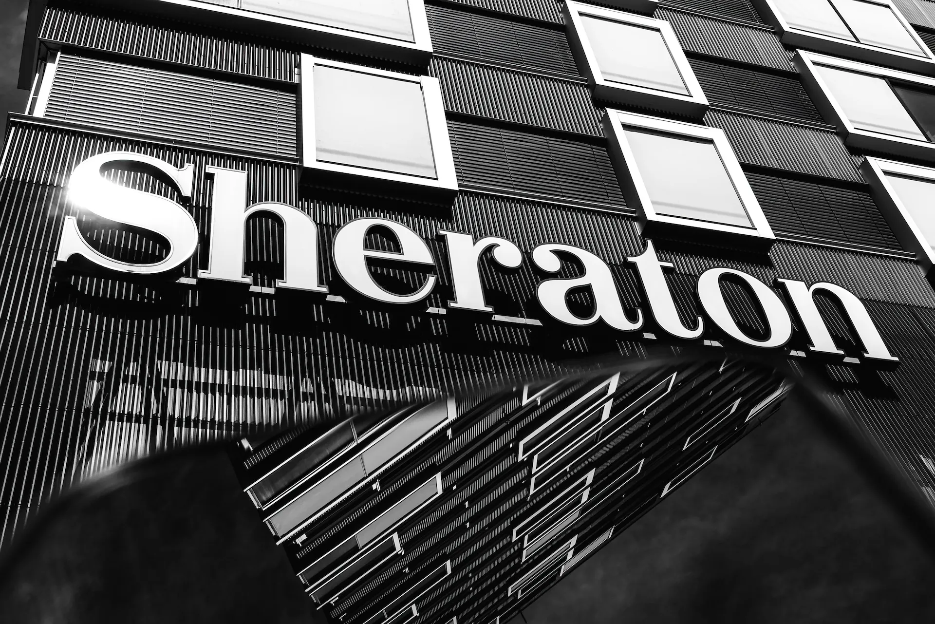 Sheraton-Fassade mit Spiegelungen.