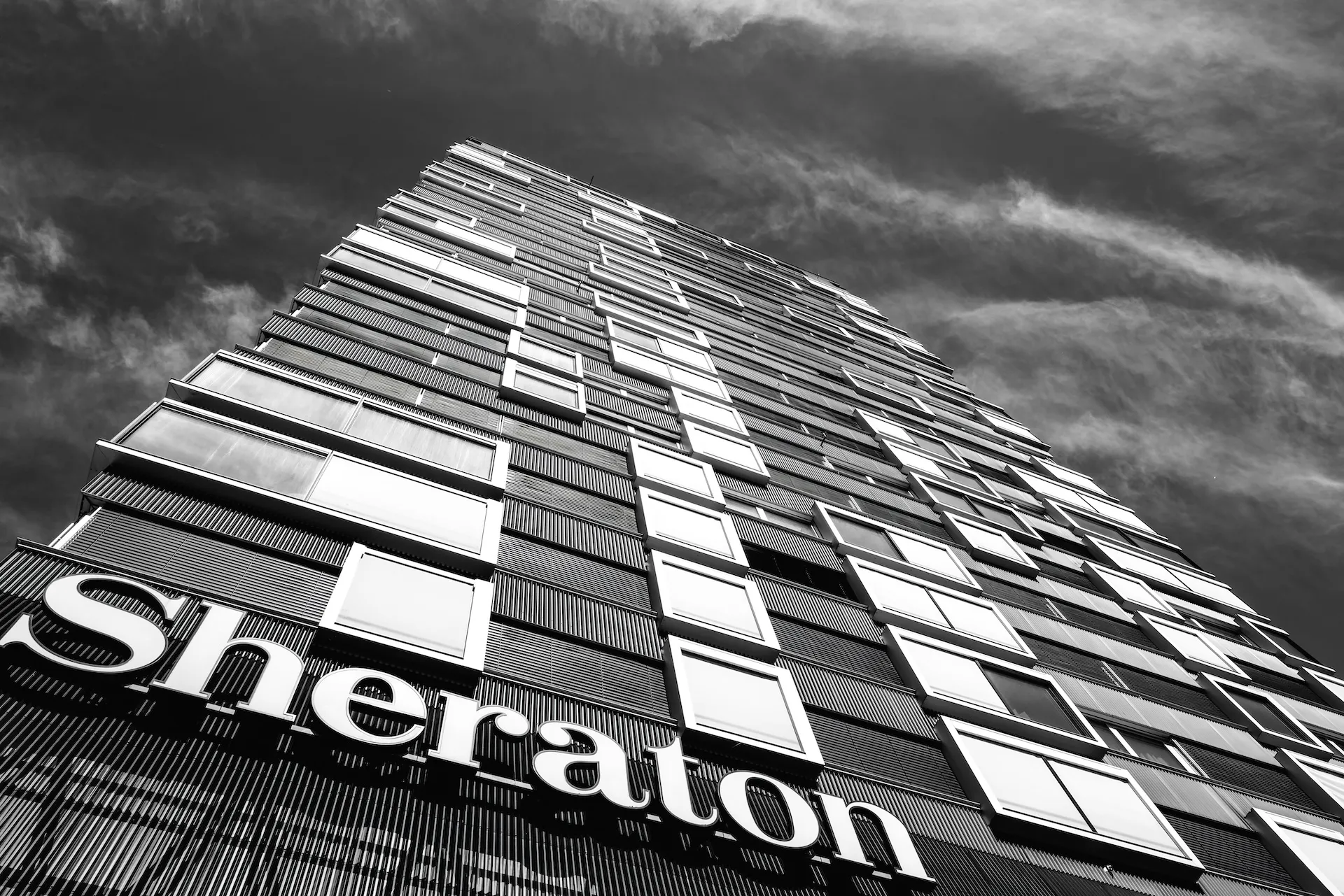 Glashochhaus reflektiert Skyline.