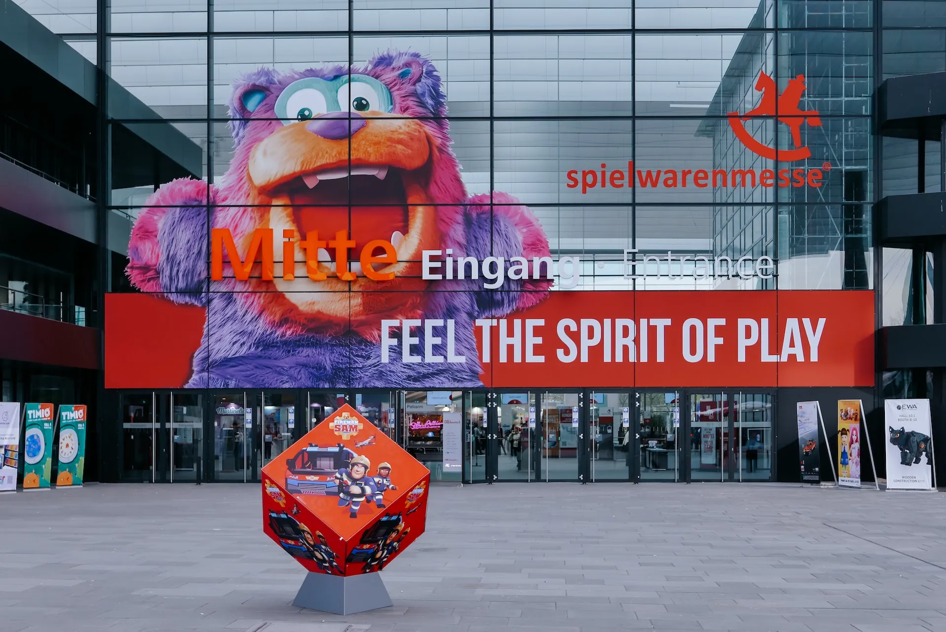 Eingangsbereich der Spielwarenmesse – einladend und lebendig eingefangen.